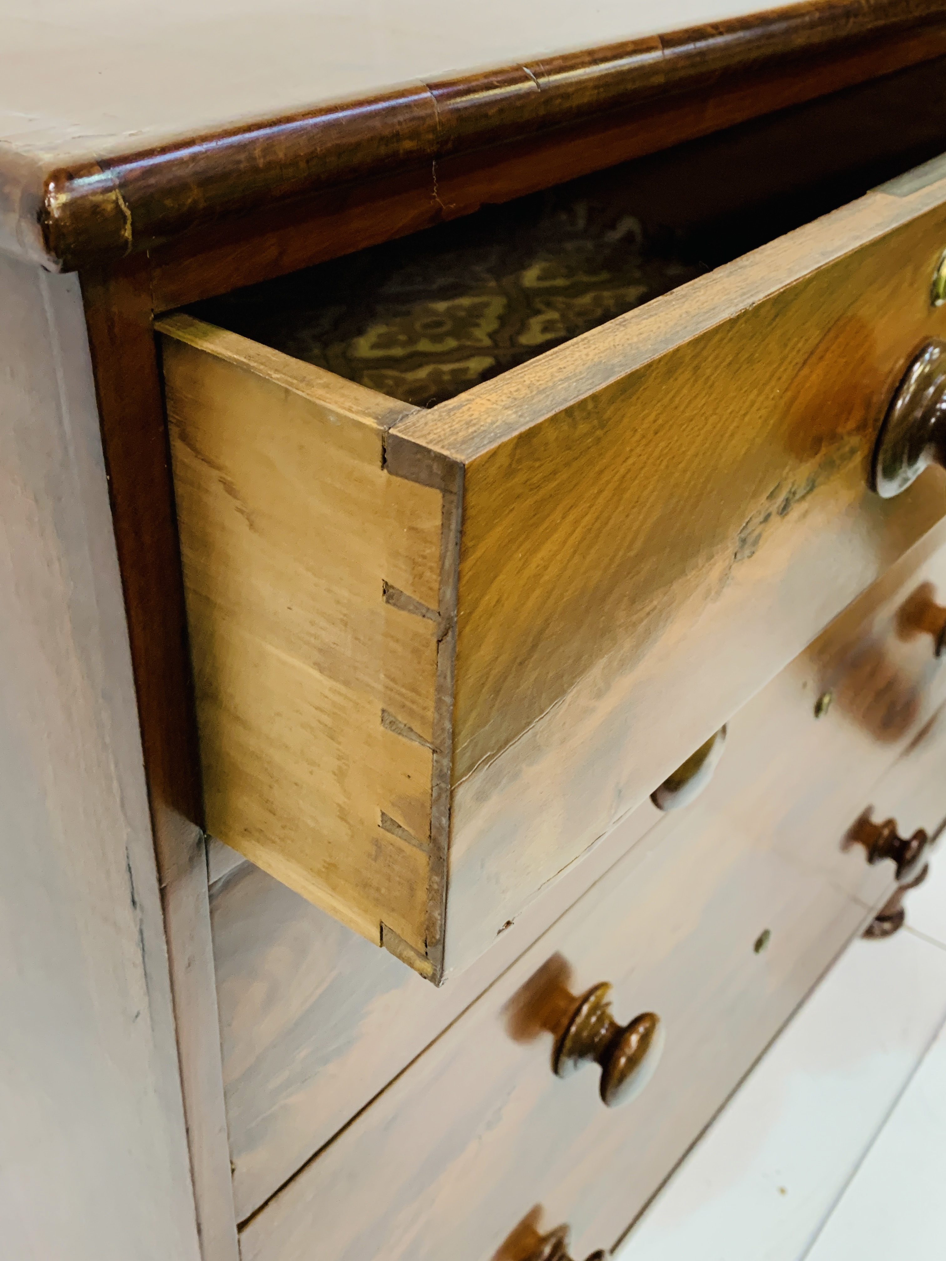 Mid-19th Century flame mahogany chest of drawers - Image 5 of 7