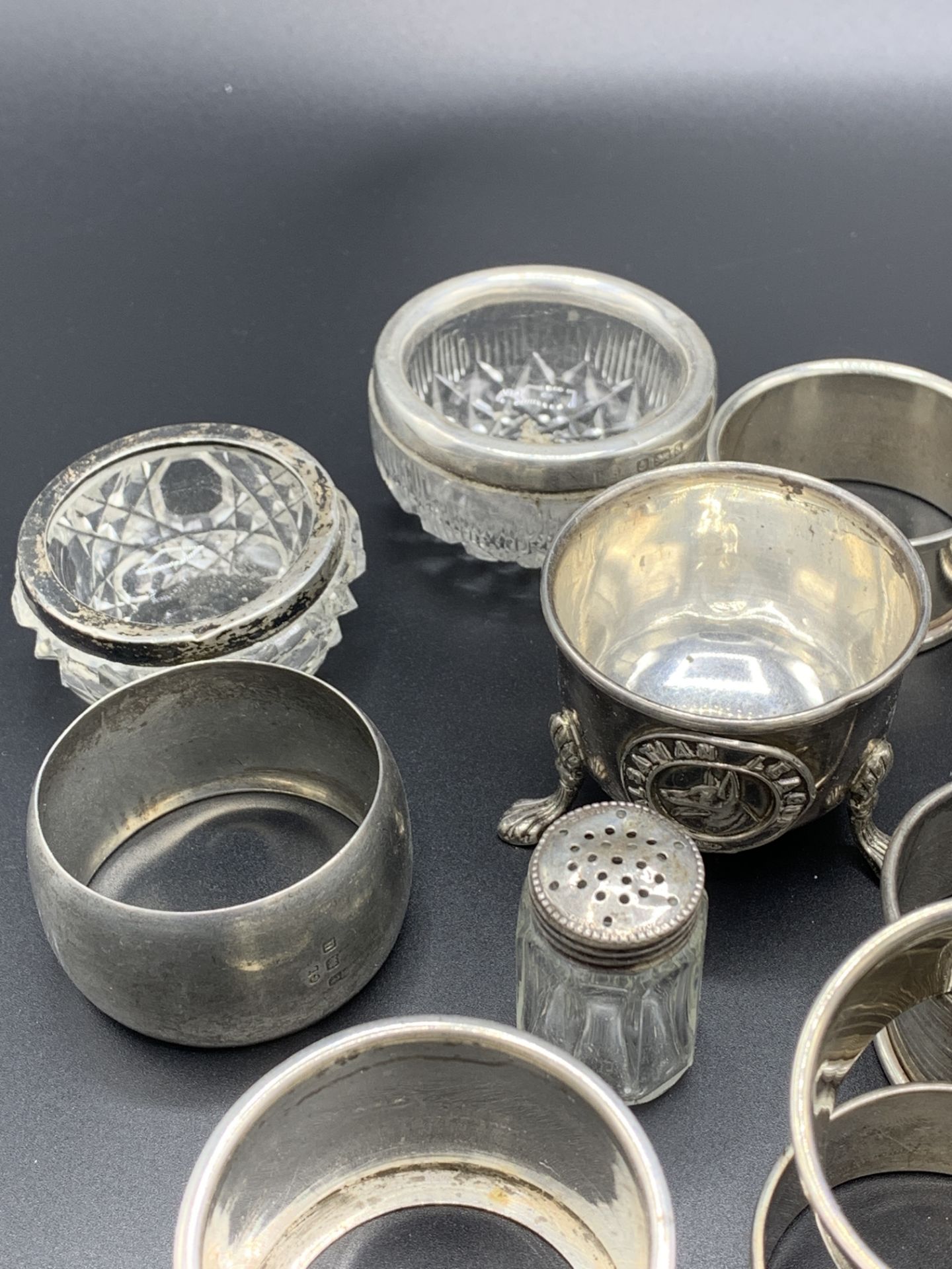 A collection of different sterling silver napkin rings and condiments - Image 4 of 5