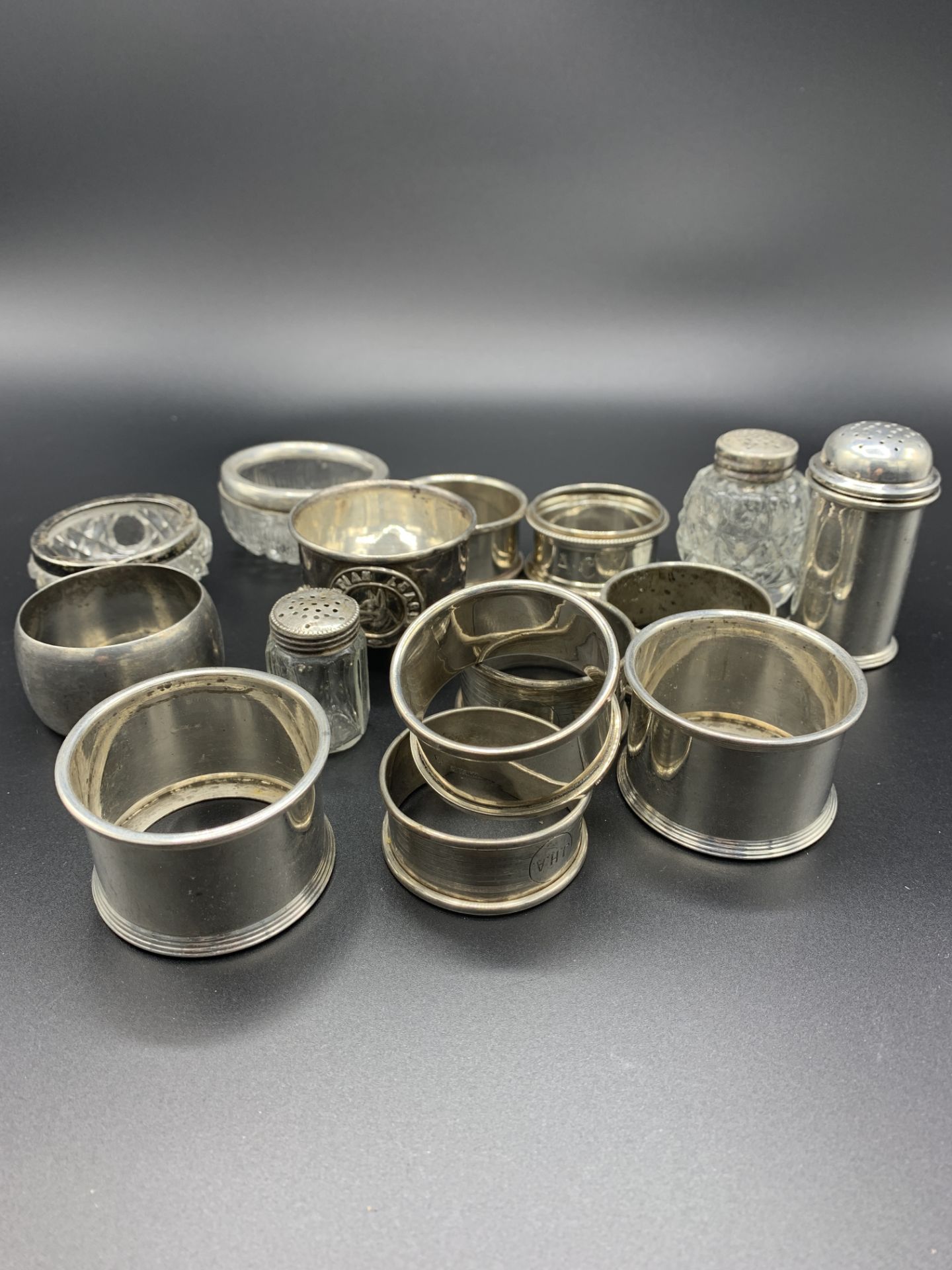 A collection of different sterling silver napkin rings and condiments - Image 2 of 5