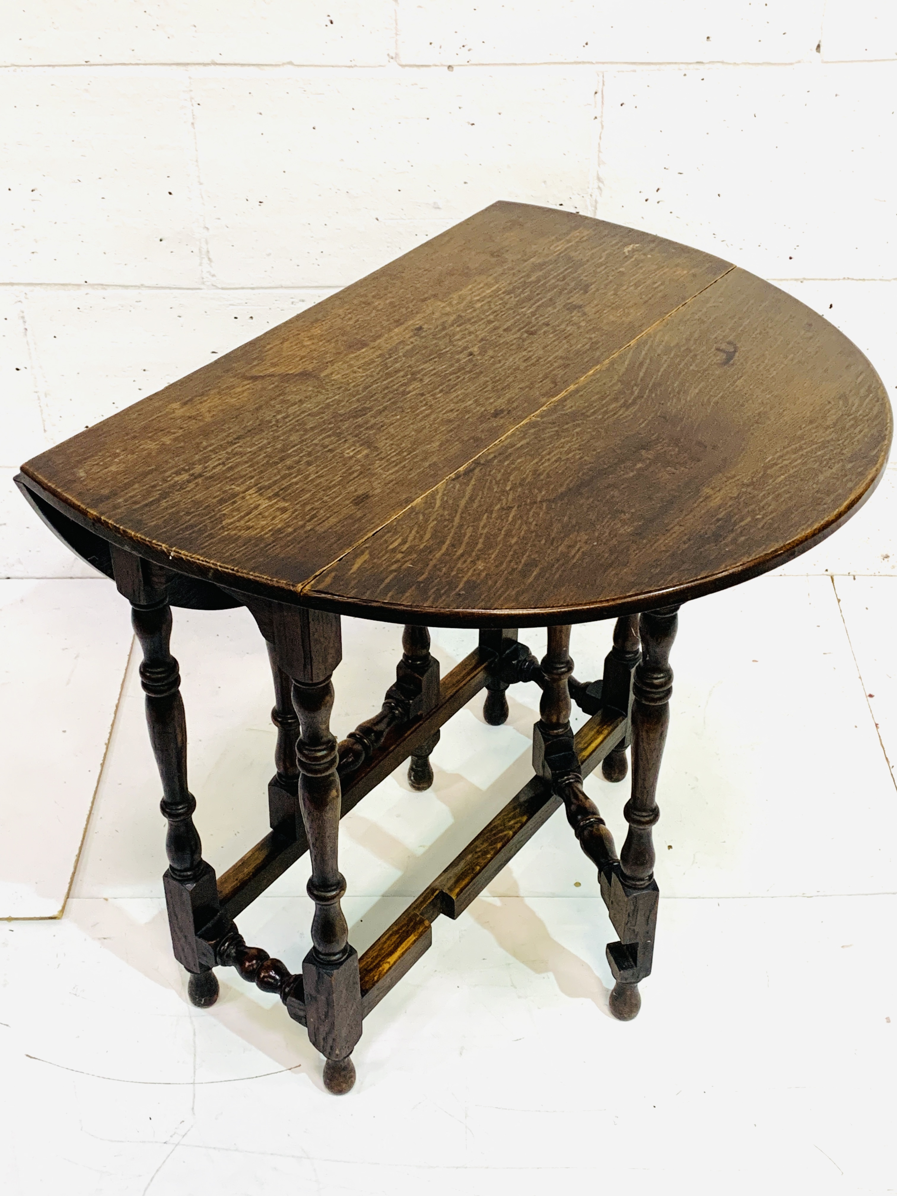 Small oak gate-leg drop side table - Image 4 of 7