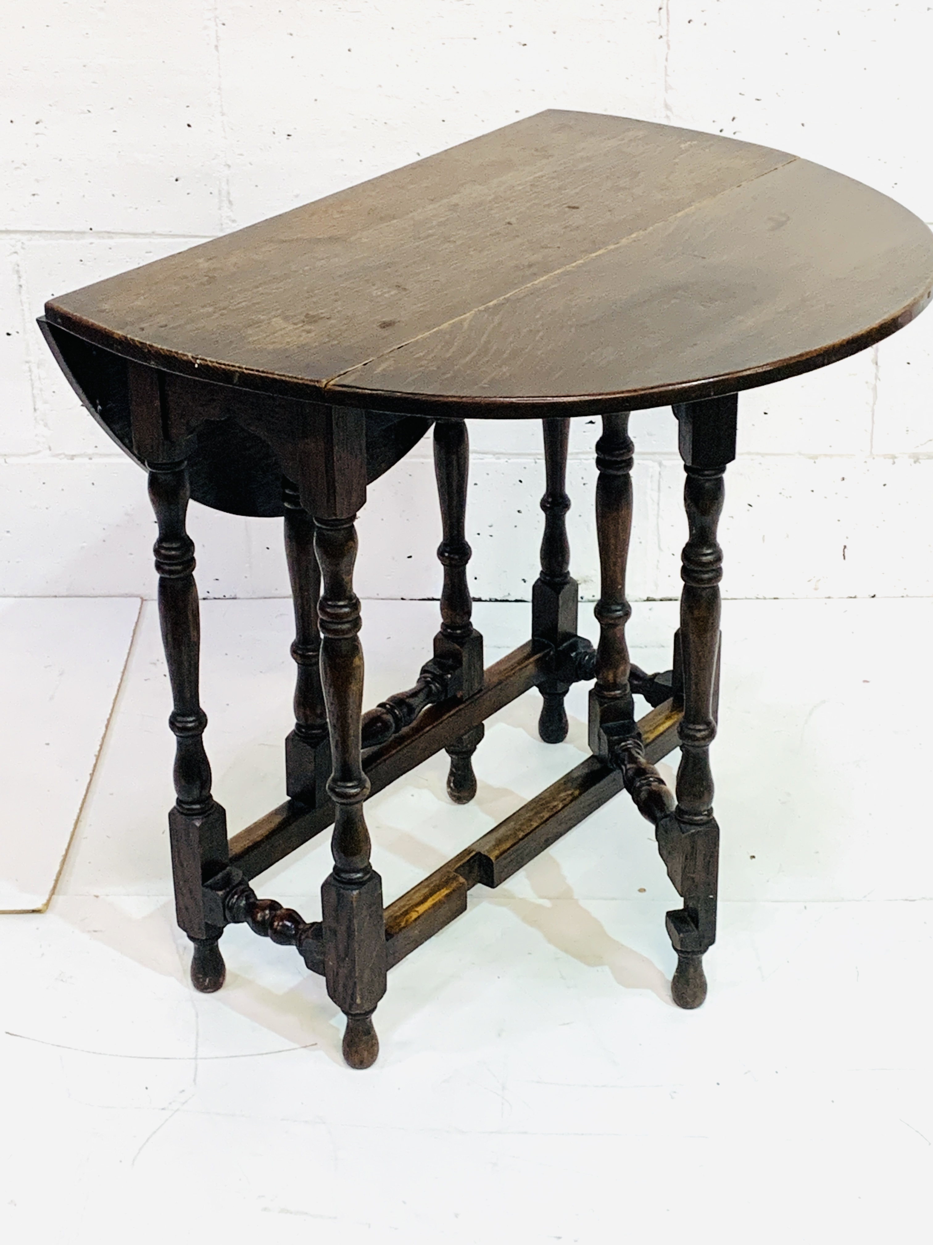 Small oak gate-leg drop side table