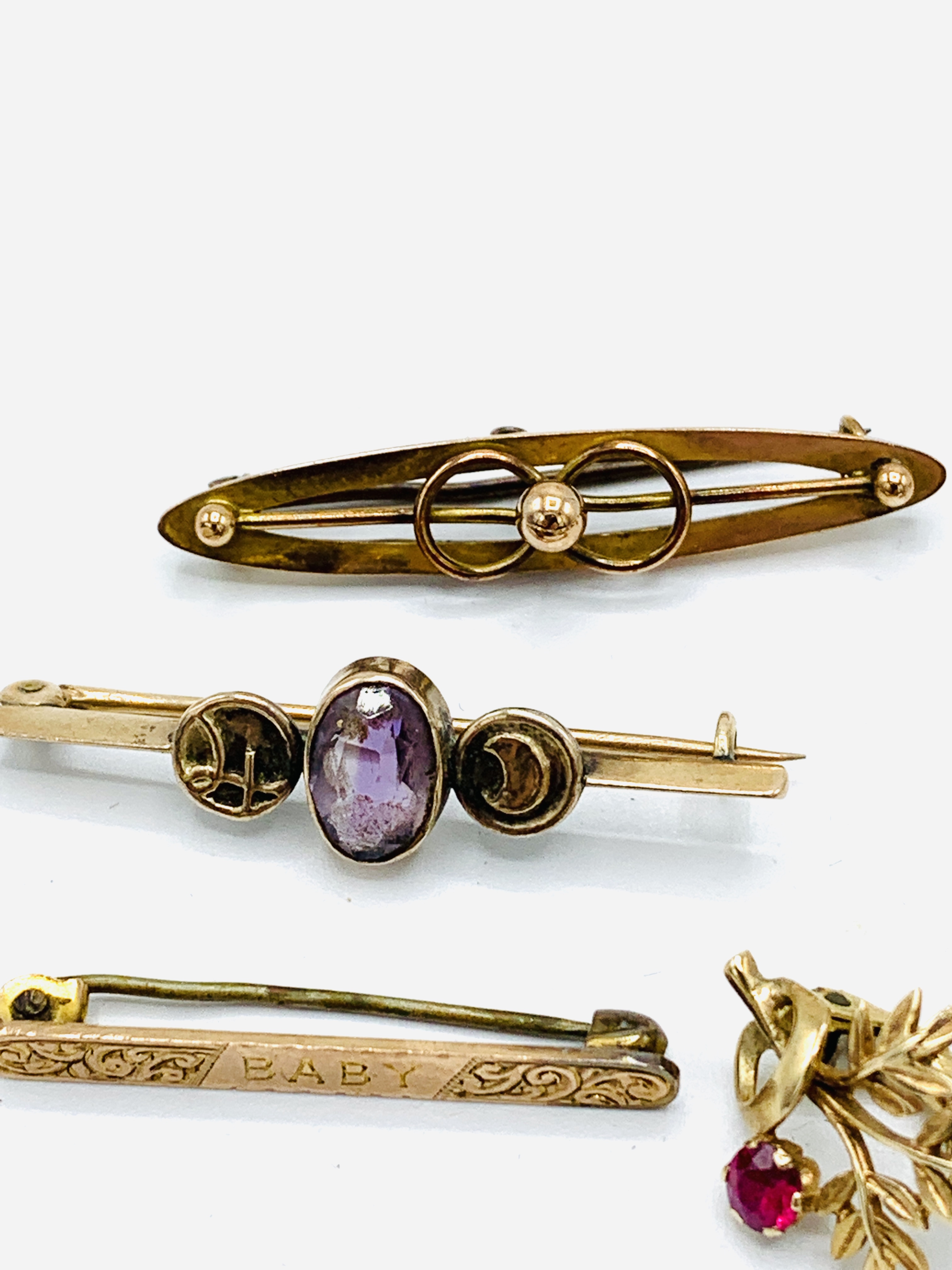 Four 9ct gold bar brooches, another bar brooch; and three 9ct earrings - Image 2 of 4