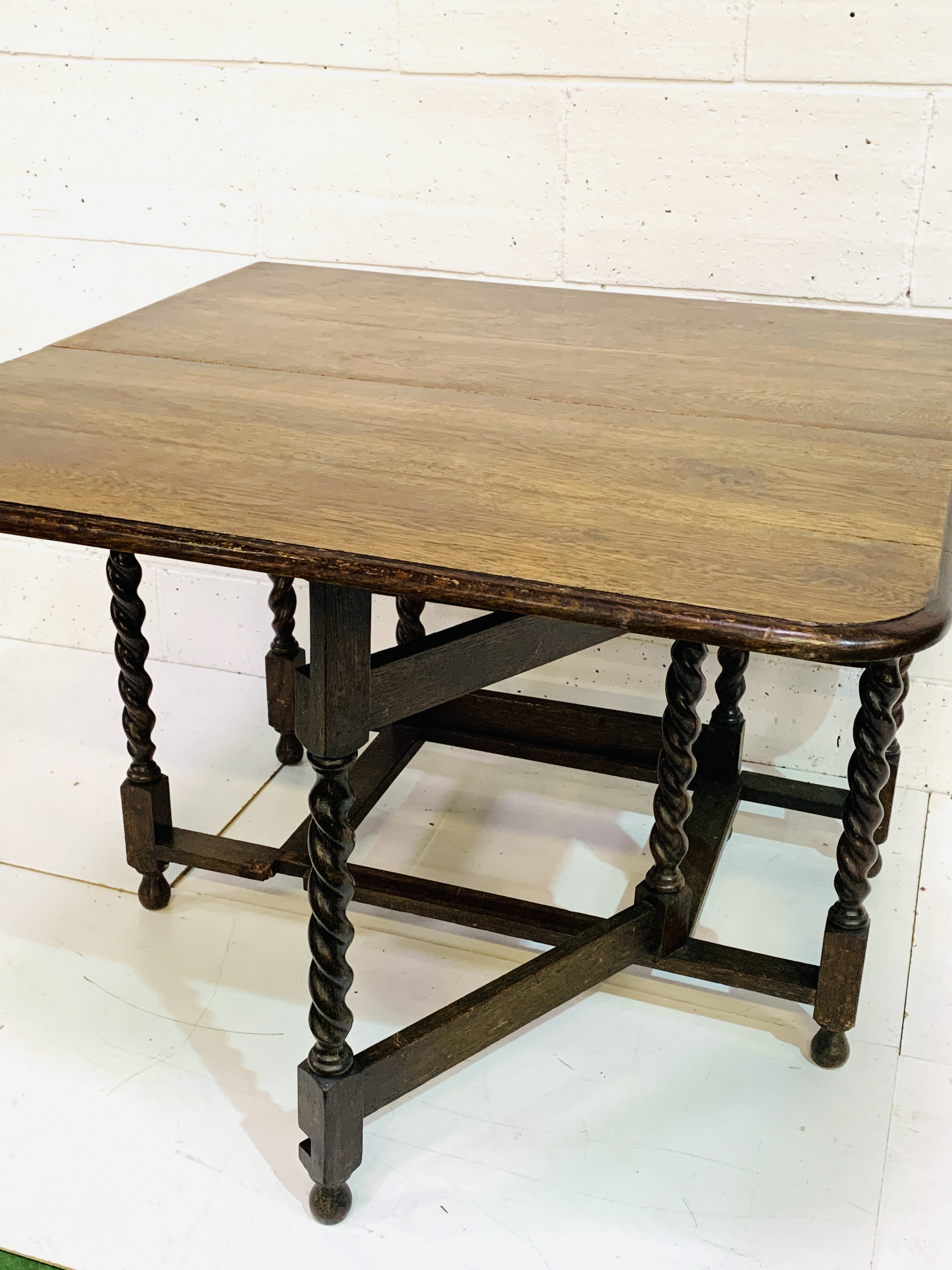 Oak gate-leg drop side table - Image 4 of 5