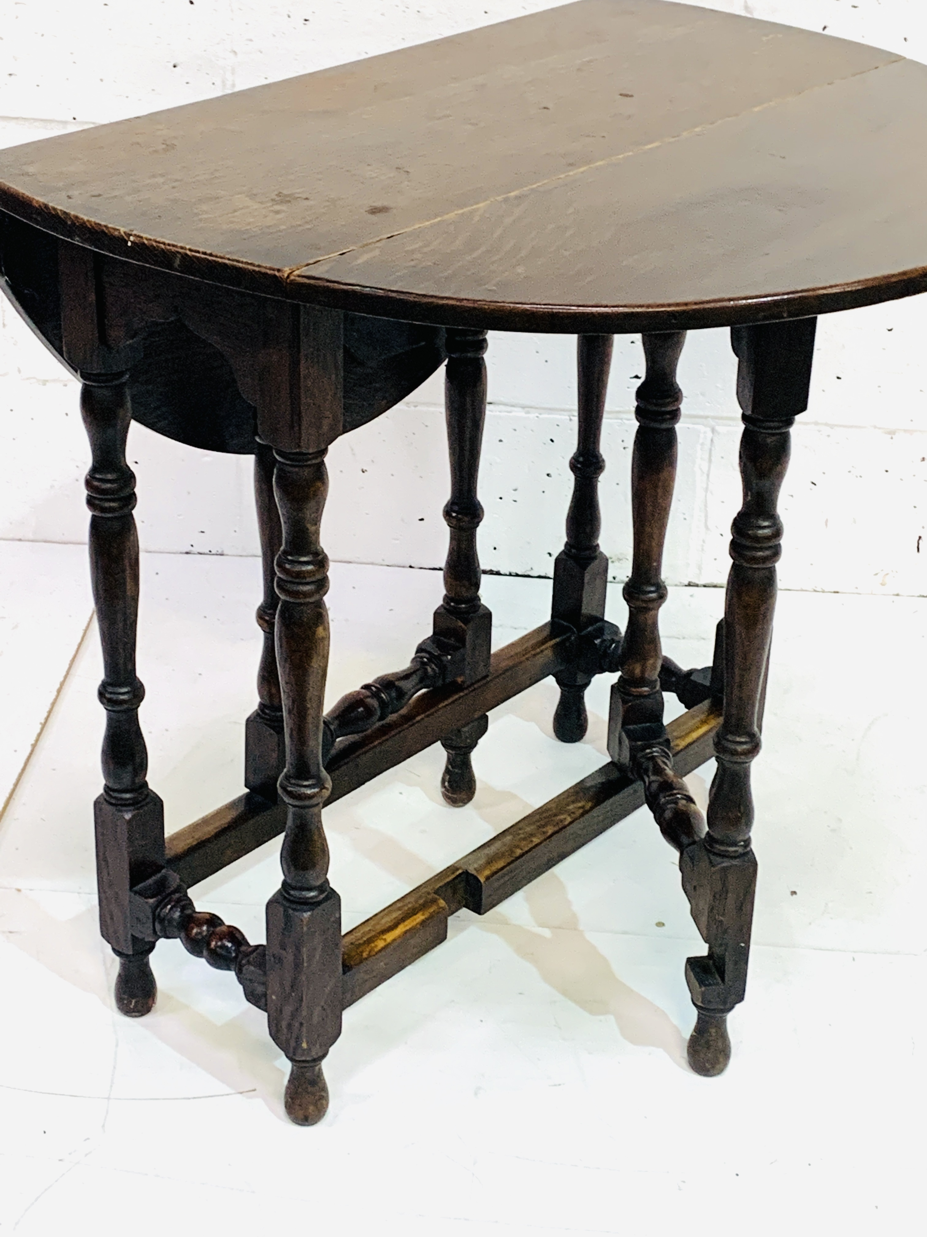 Small oak gate-leg drop side table - Image 3 of 7