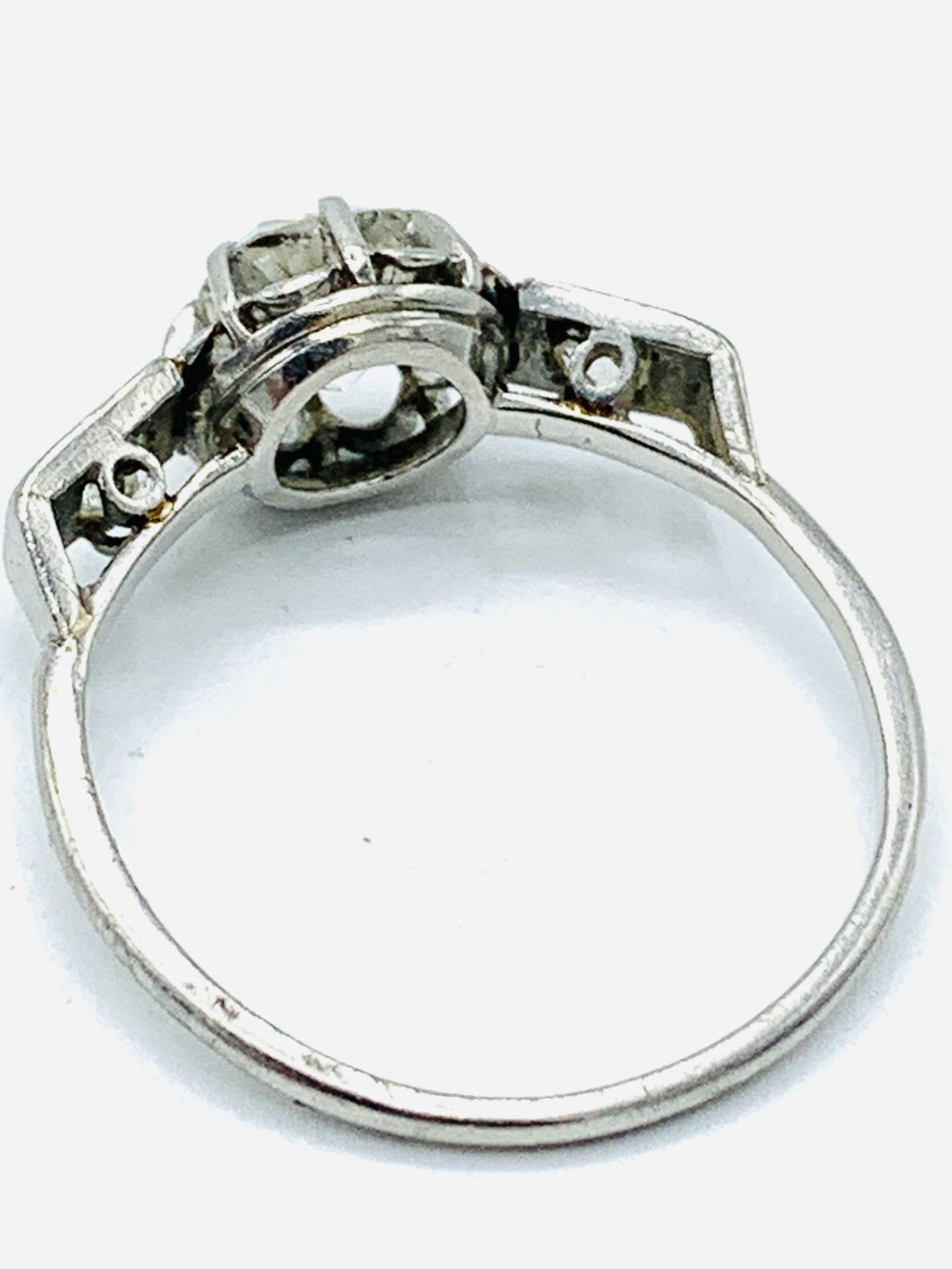 18ct white gold single stone diamond ring with diamond shoulders - Image 7 of 8