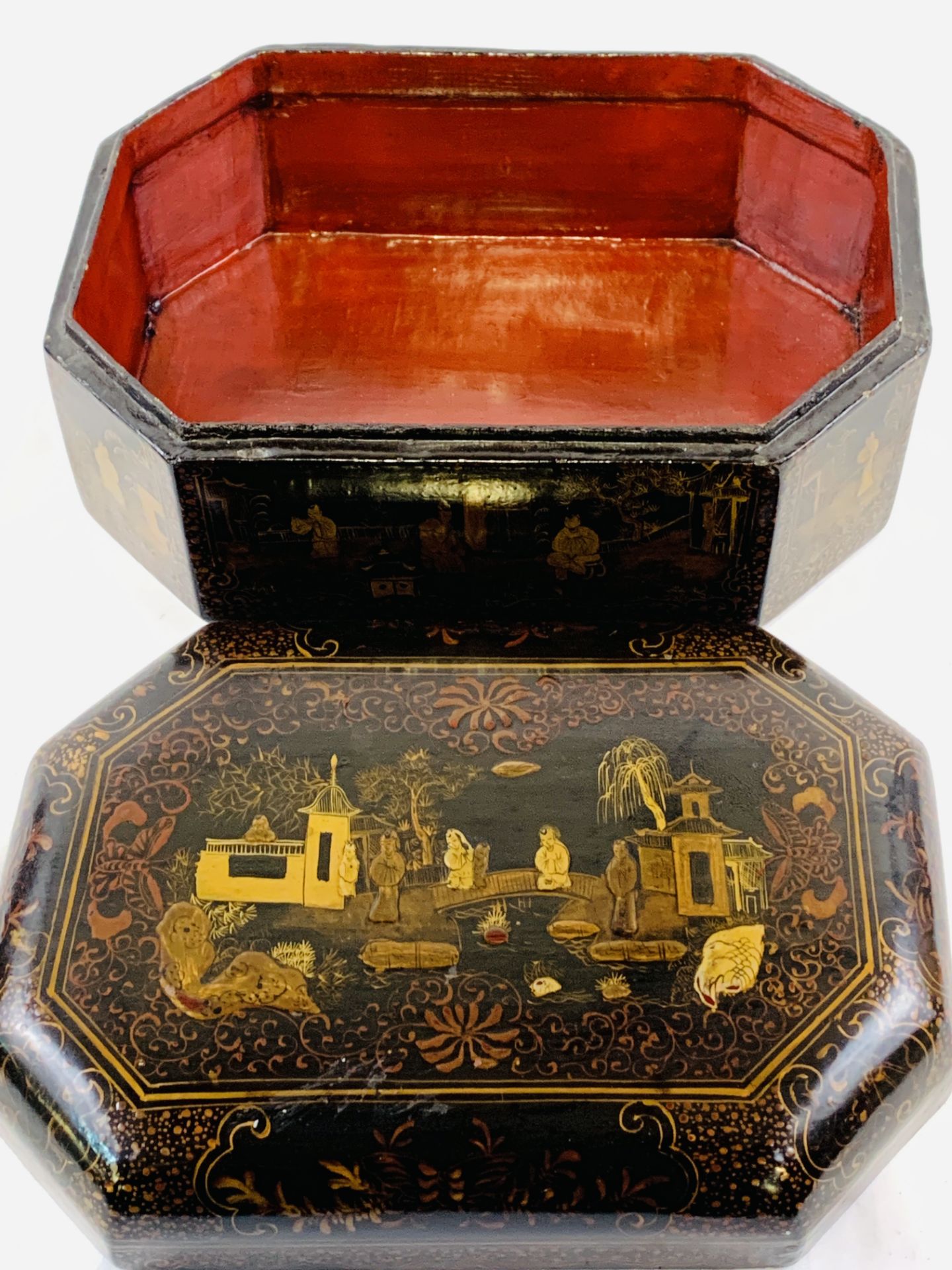 Black lacquered octagonal box with Chinese scenes to lid and panels - Image 4 of 5