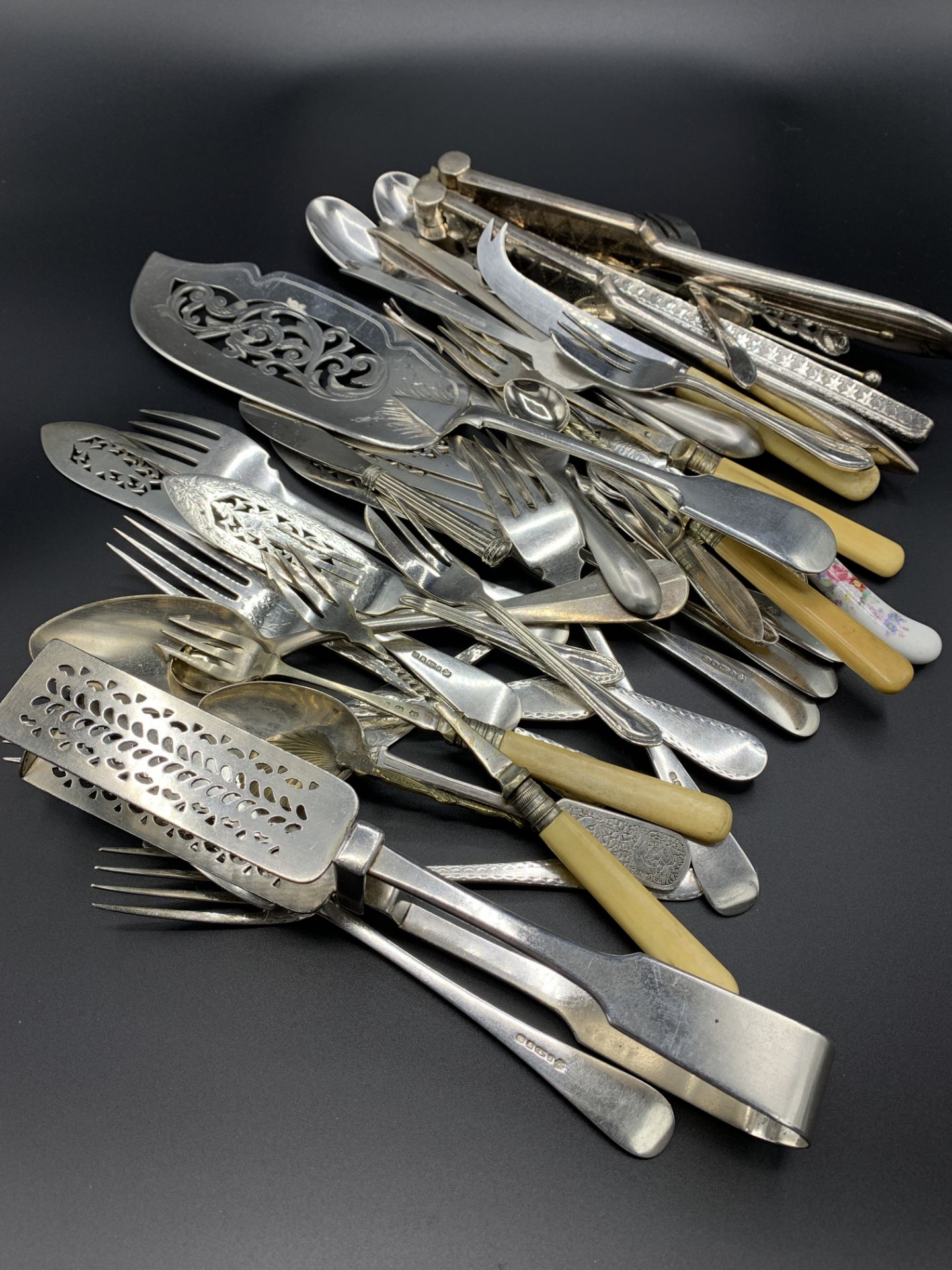 Quantity of various flatware