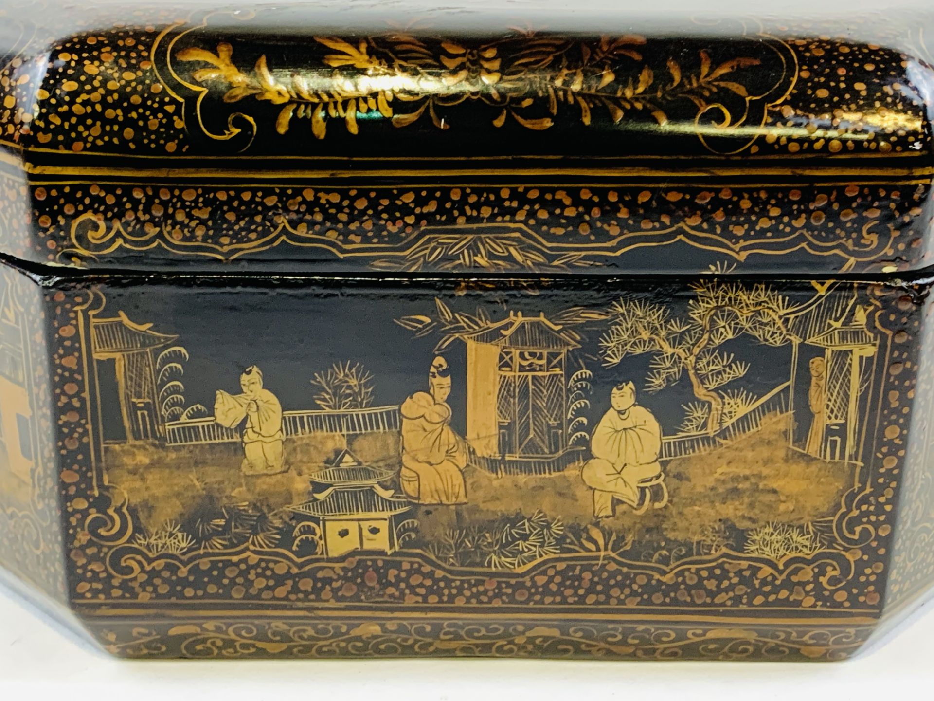 Black lacquered octagonal box with Chinese scenes to lid and panels - Image 3 of 5