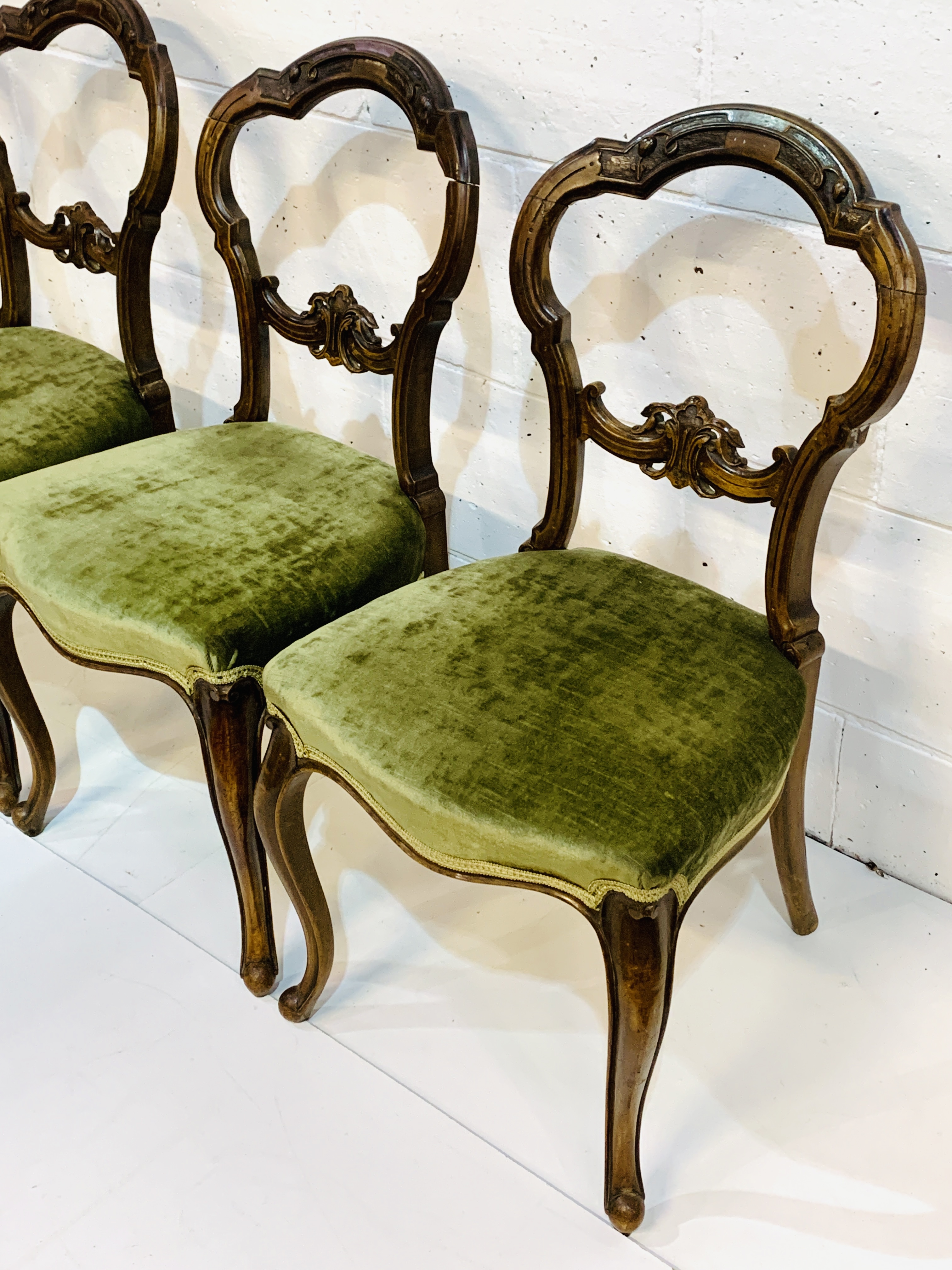 Set of four Victorian mahogany balloon back dining chairs. - Image 5 of 6
