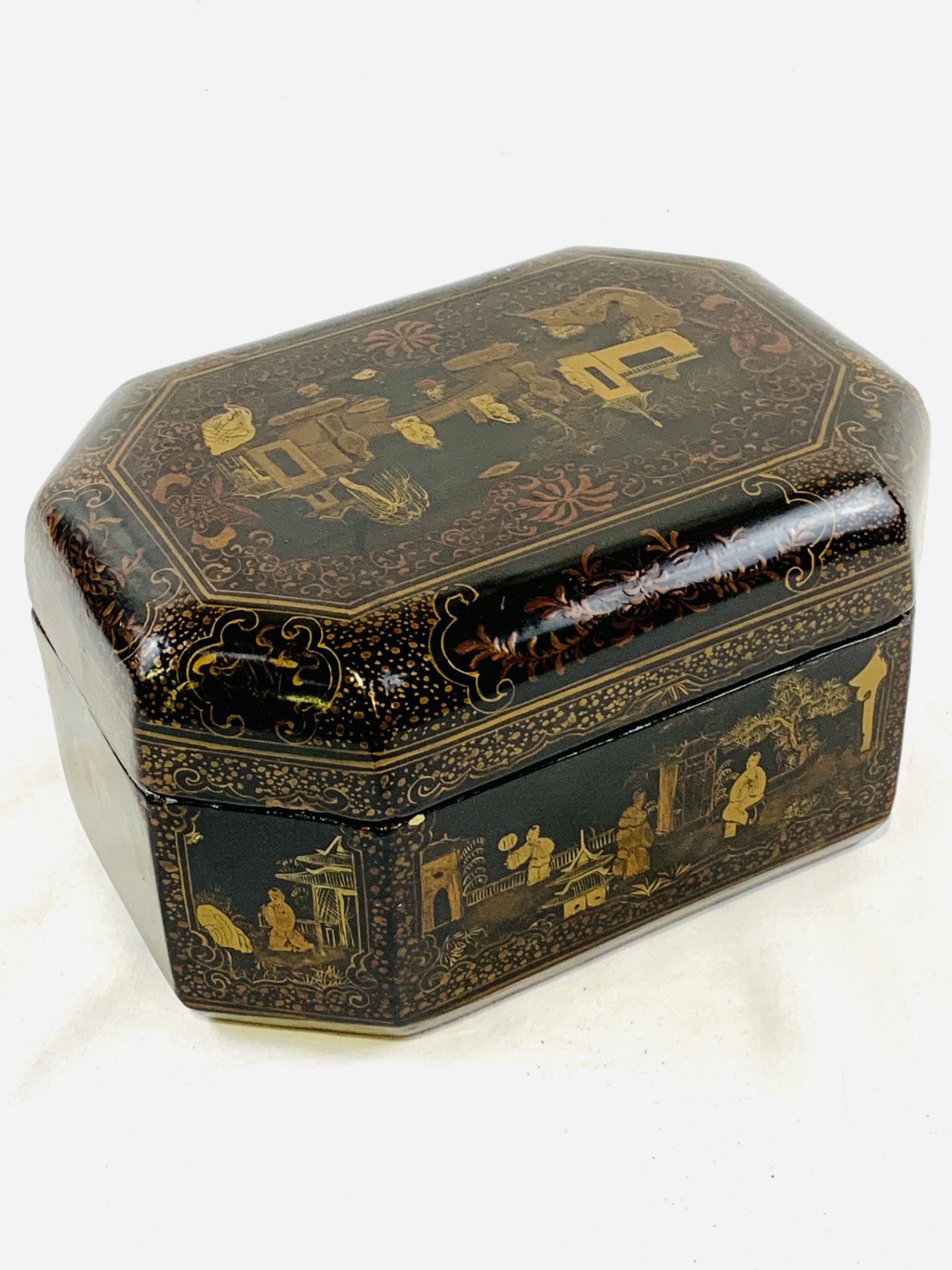 Black lacquered octagonal box with Chinese scenes to lid and panels - Image 2 of 5