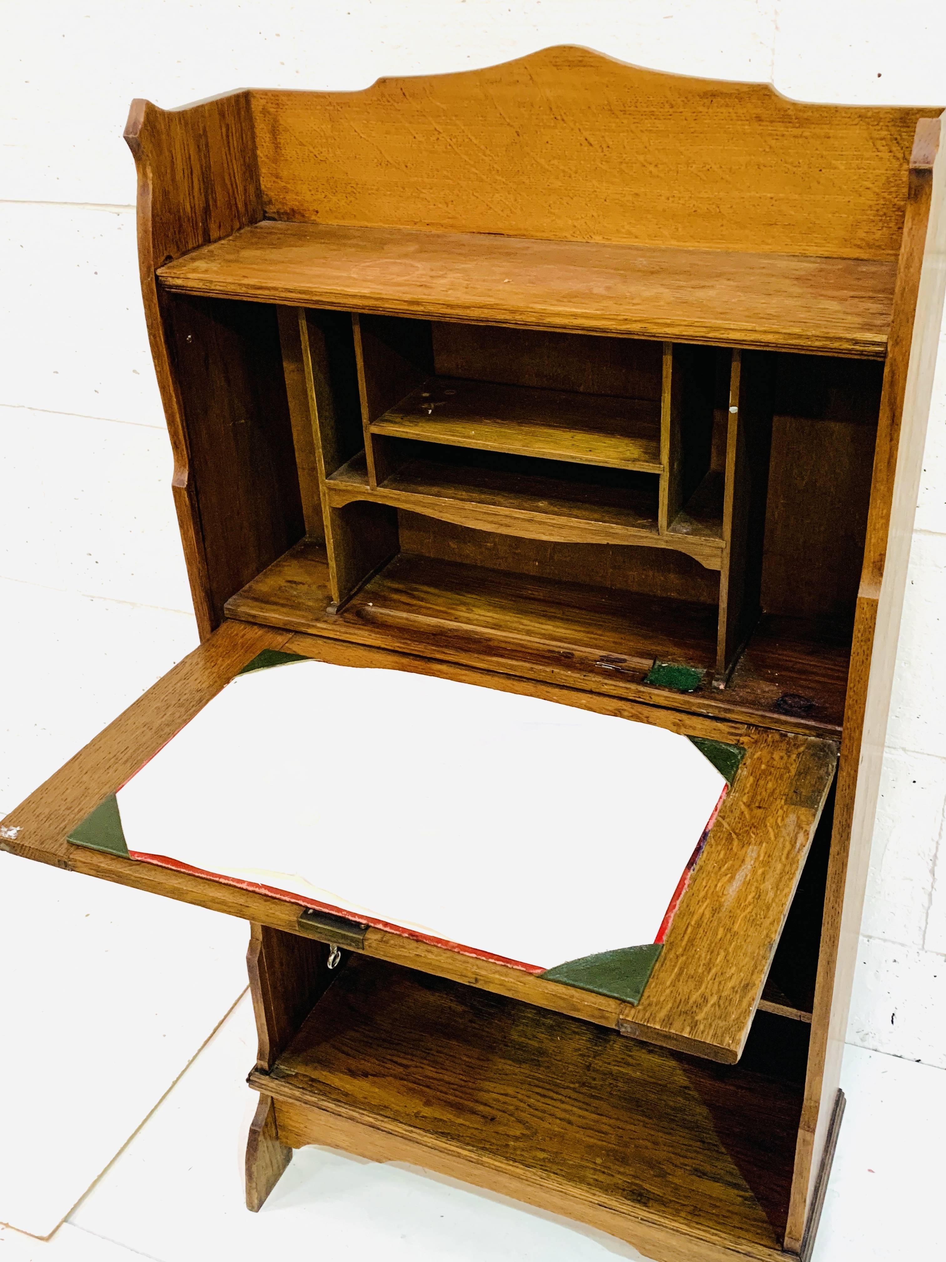 Oak Arts and Crafts style bureau - Image 3 of 3