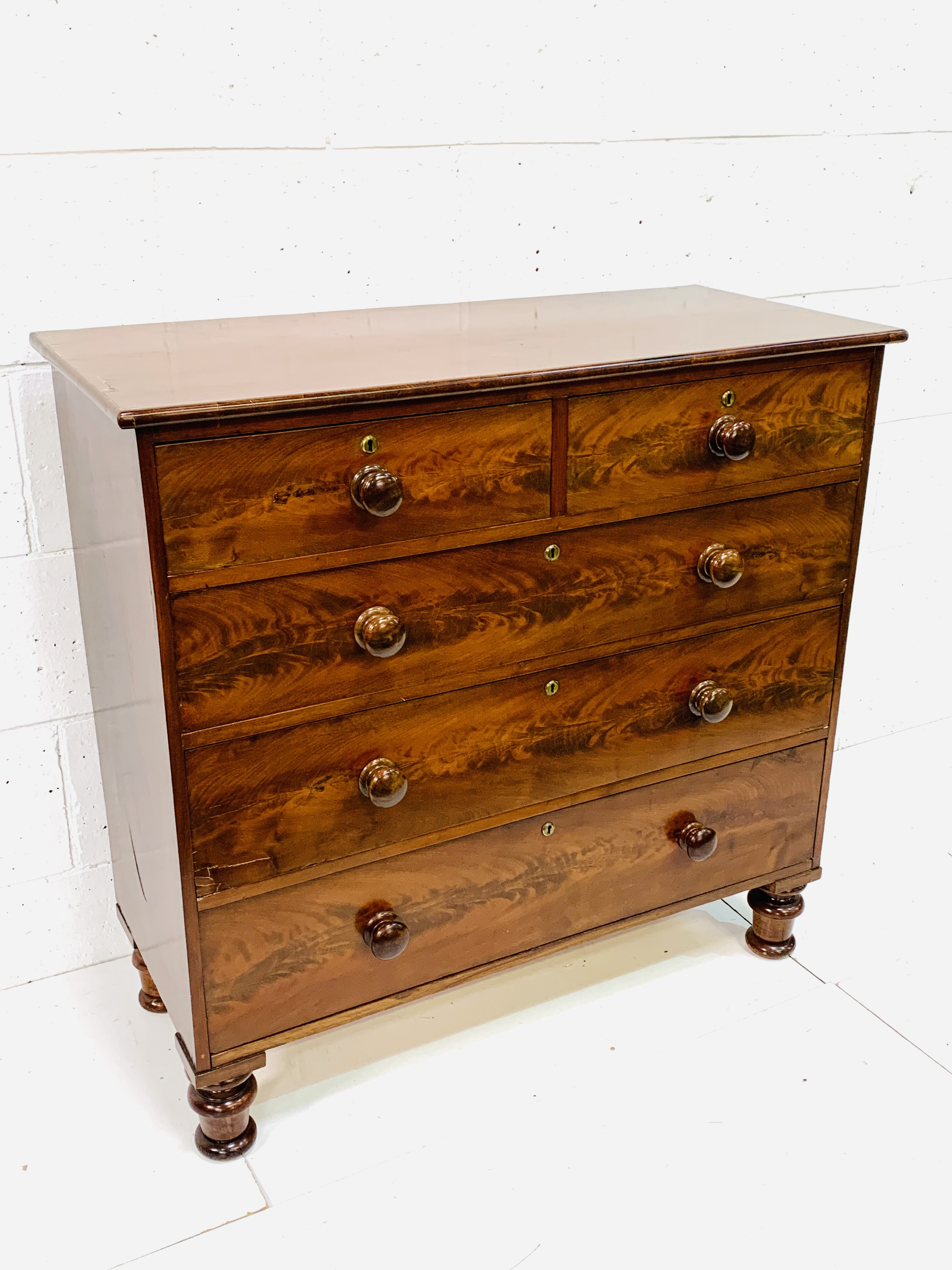 Mid-19th Century flame mahogany chest of drawers - Image 3 of 7