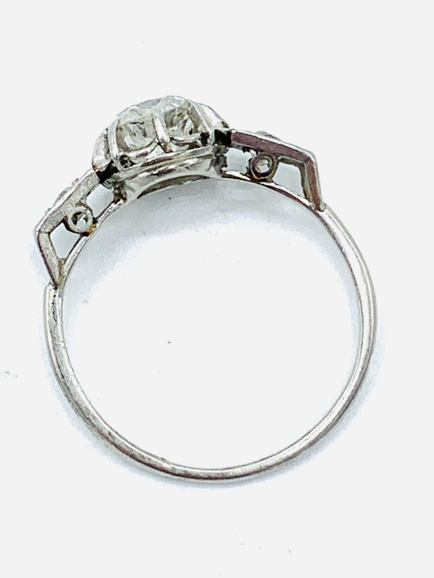 18ct white gold single stone diamond ring with diamond shoulders - Image 8 of 8