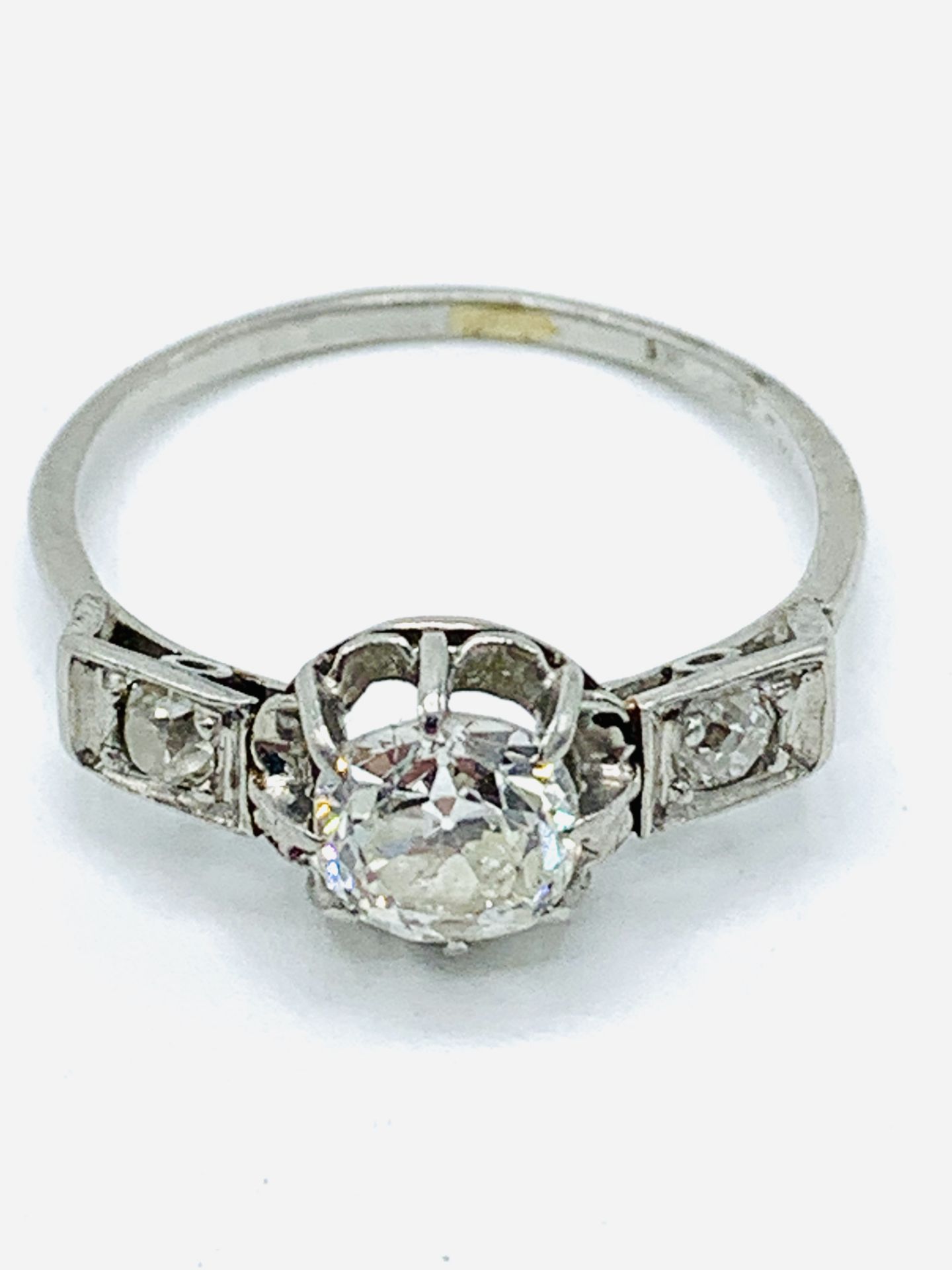 18ct white gold single stone diamond ring with diamond shoulders - Image 6 of 8