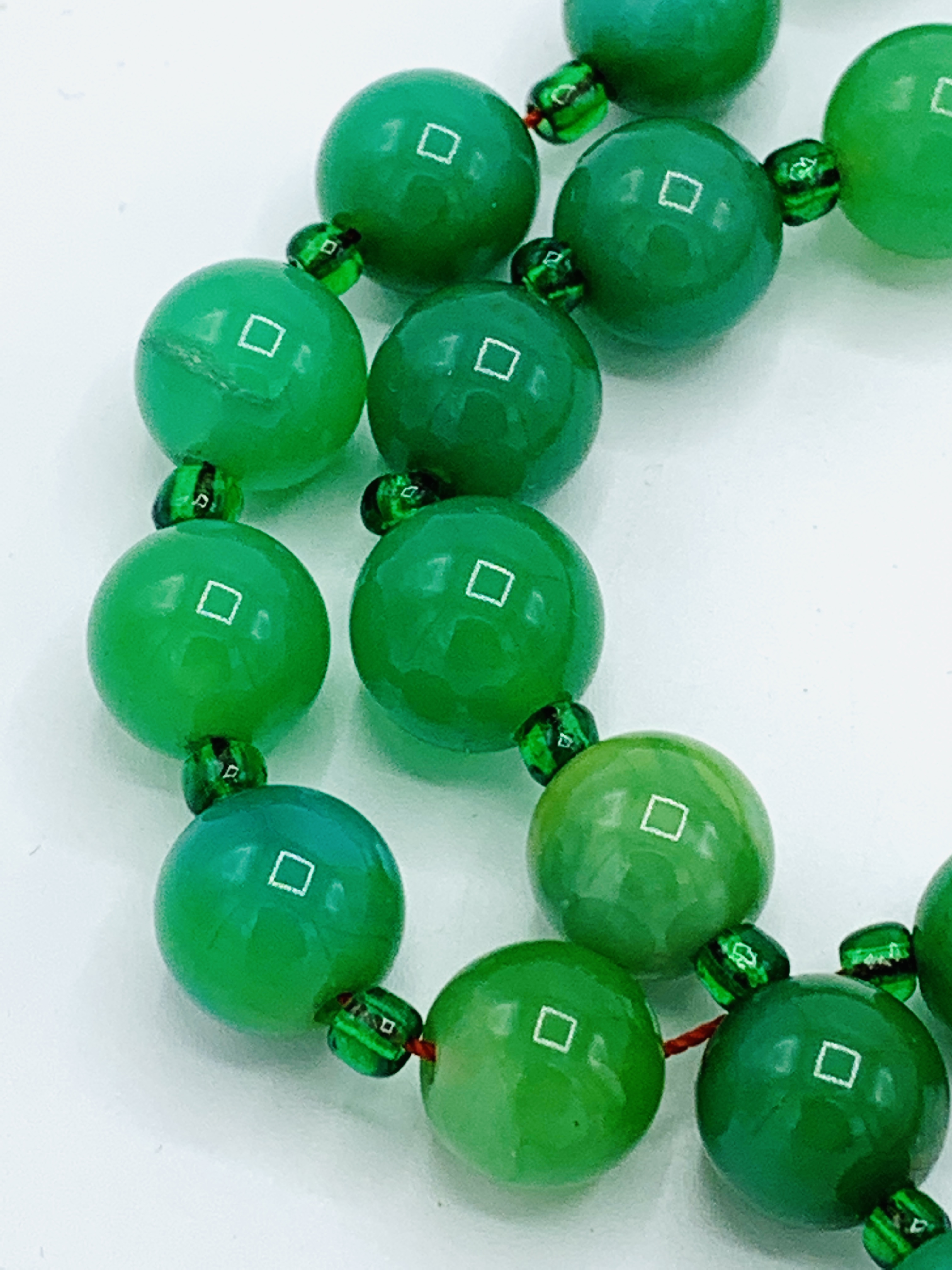 A necklace of jade beads - Image 3 of 3