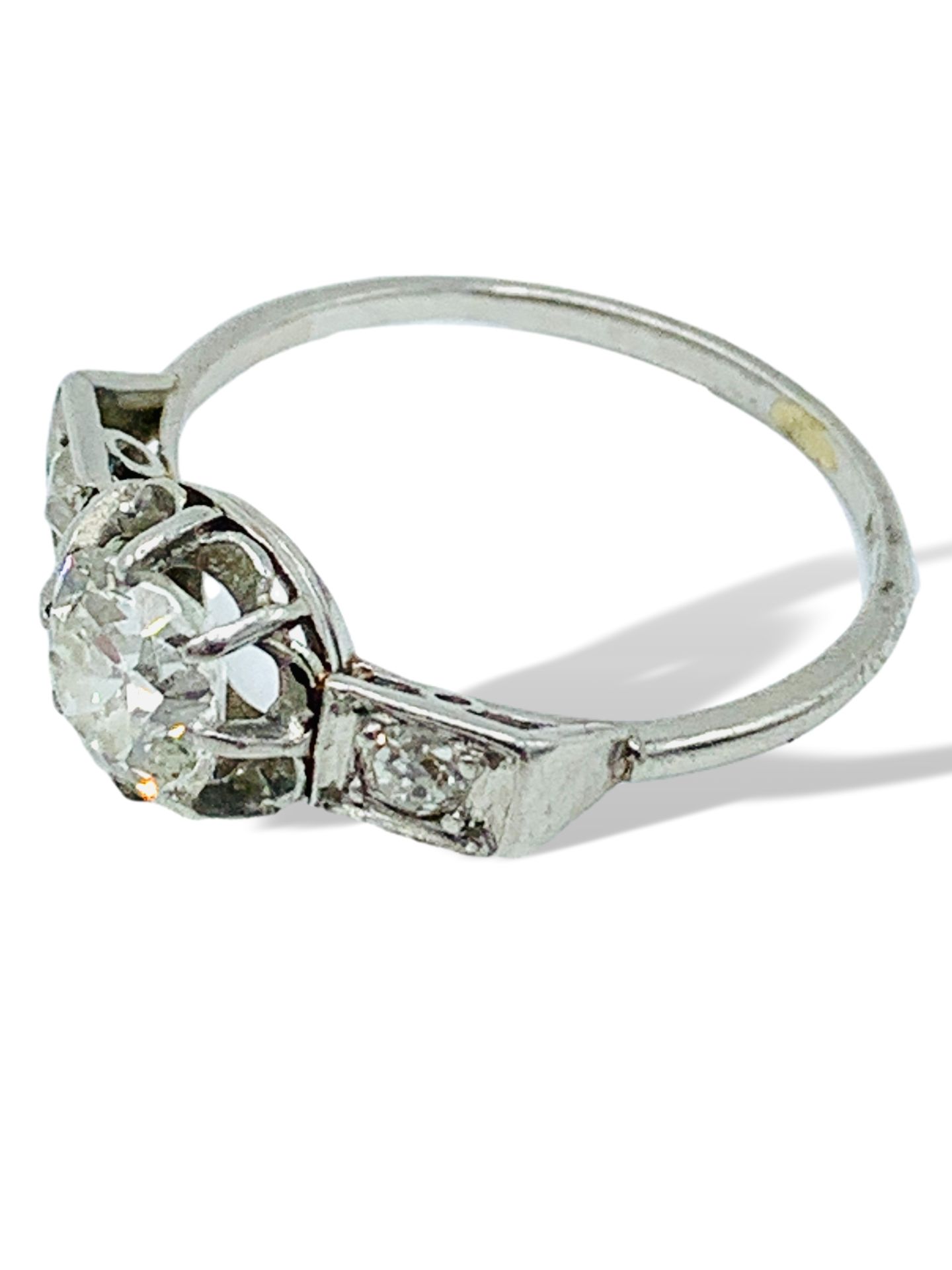 18ct white gold single stone diamond ring with diamond shoulders - Image 2 of 8