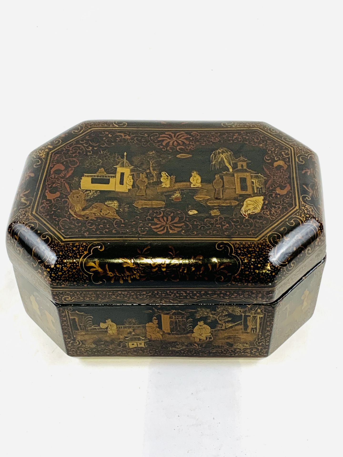 Black lacquered octagonal box with Chinese scenes to lid and panels - Image 5 of 5