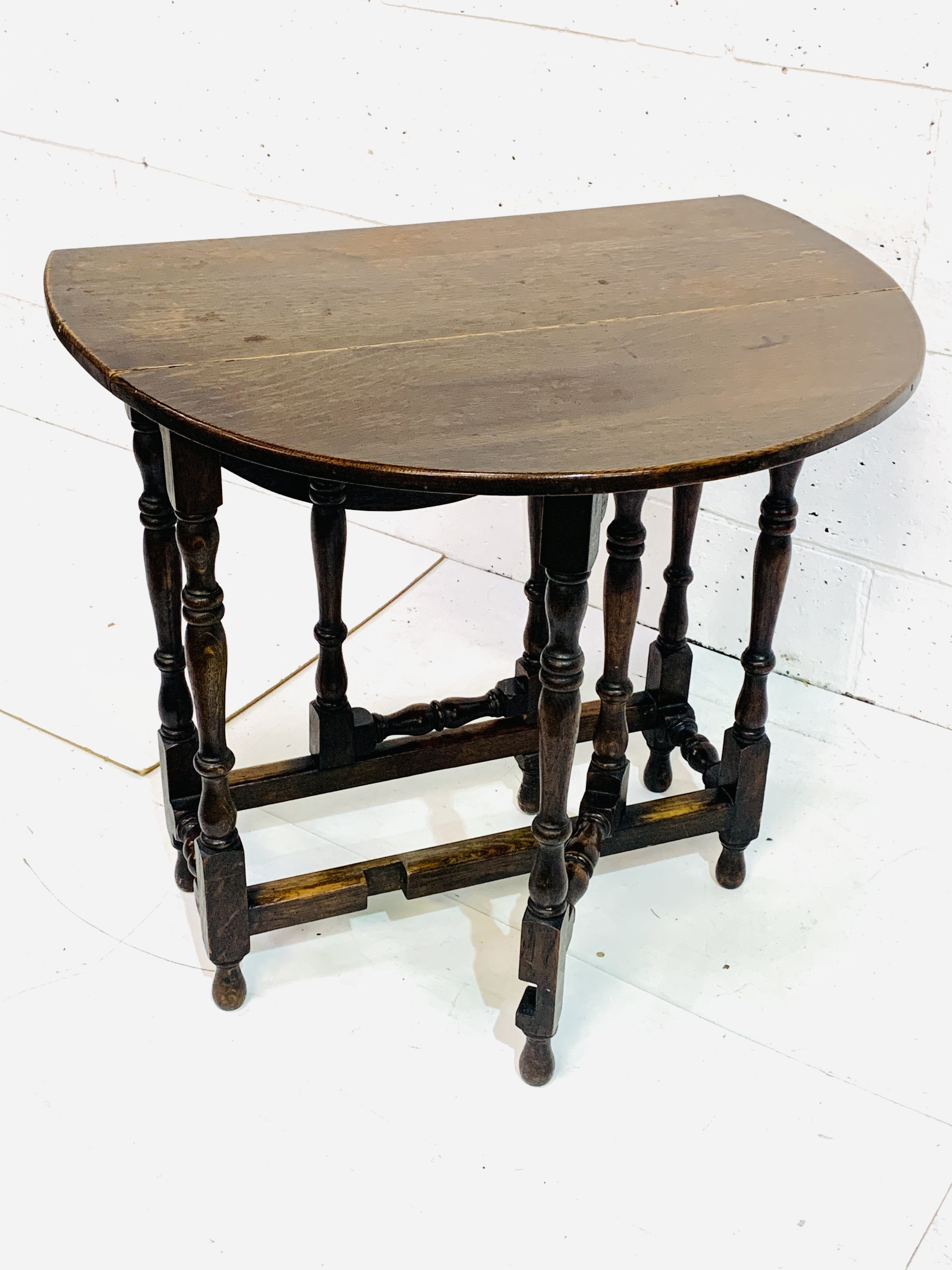 Small oak gate-leg drop side table - Image 7 of 7