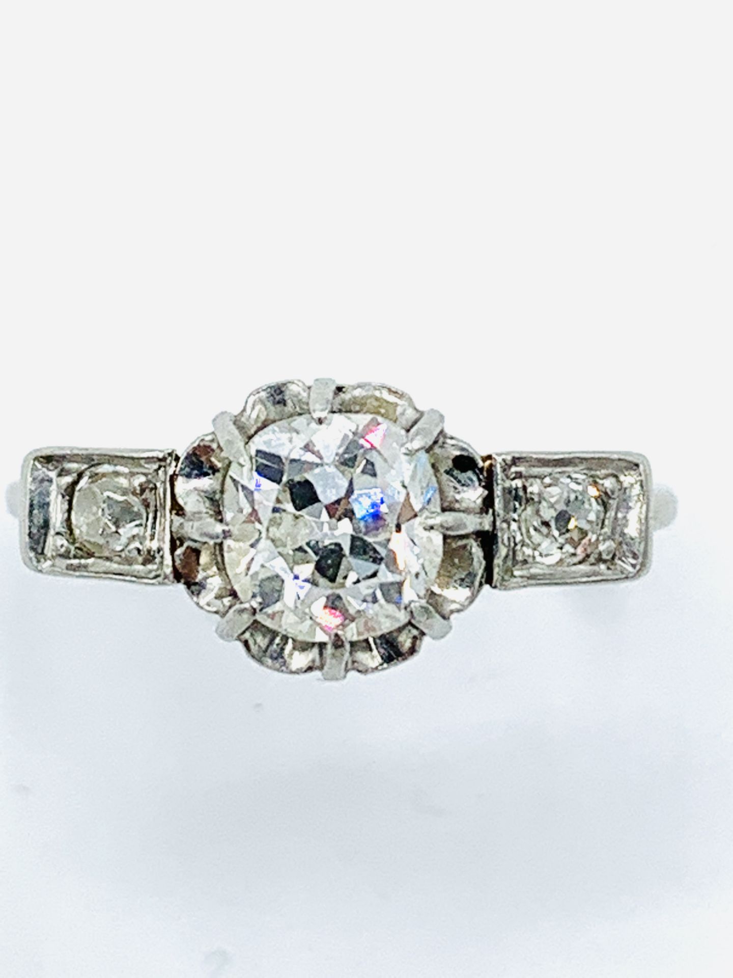 18ct white gold single stone diamond ring with diamond shoulders - Image 3 of 8