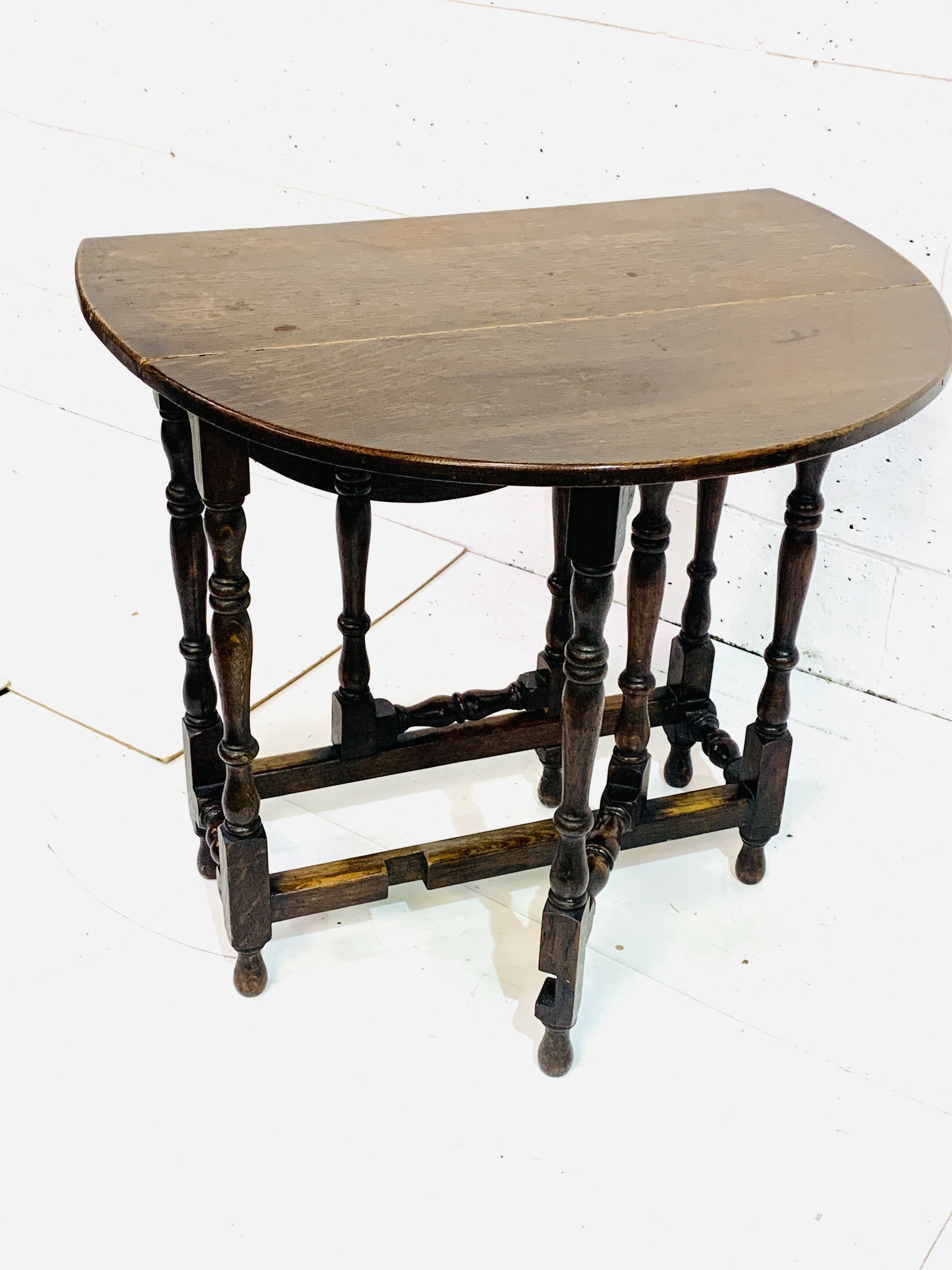 Small oak gate-leg drop side table - Image 5 of 7