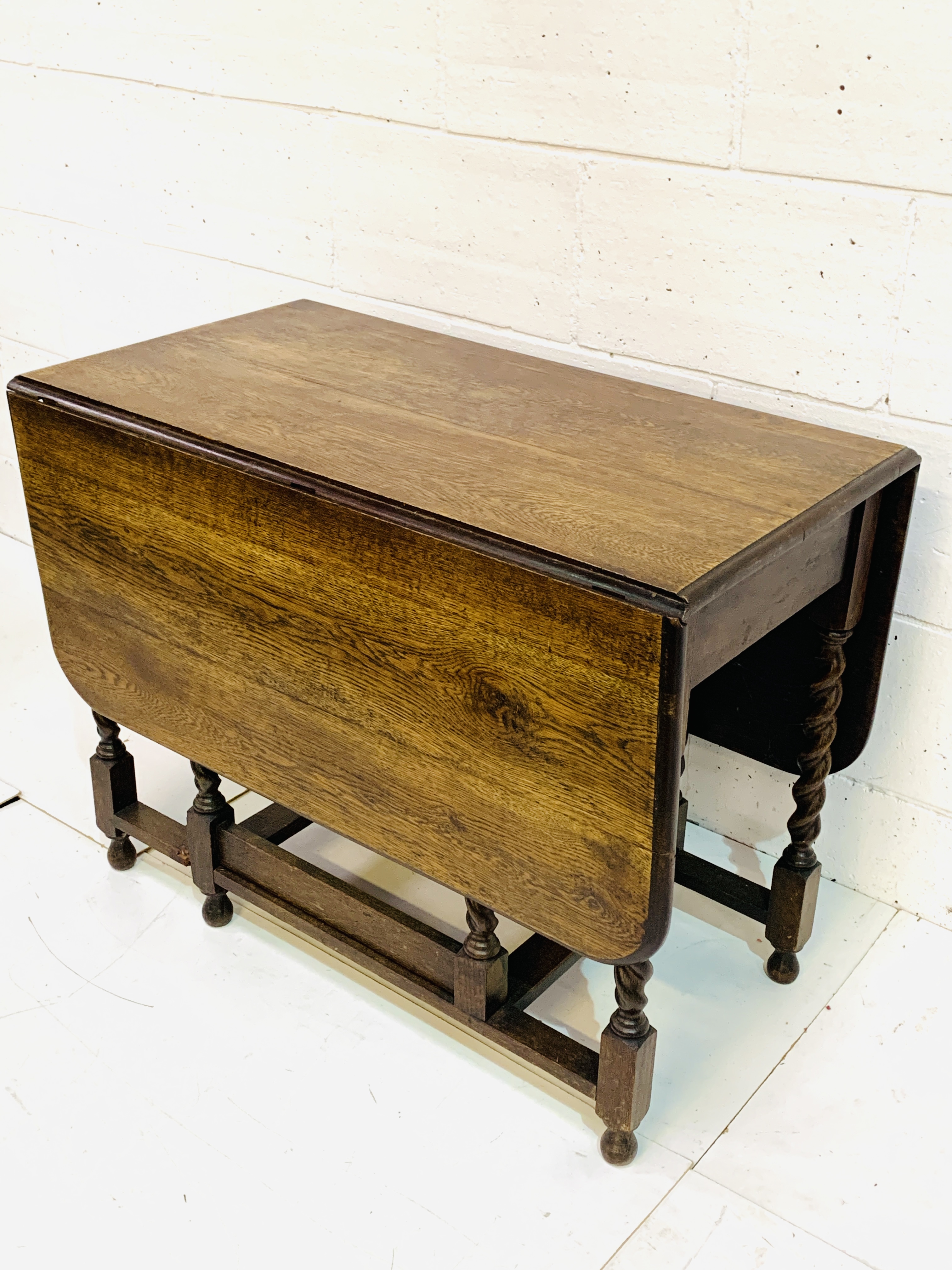 Oak gate-leg drop side table - Image 2 of 5