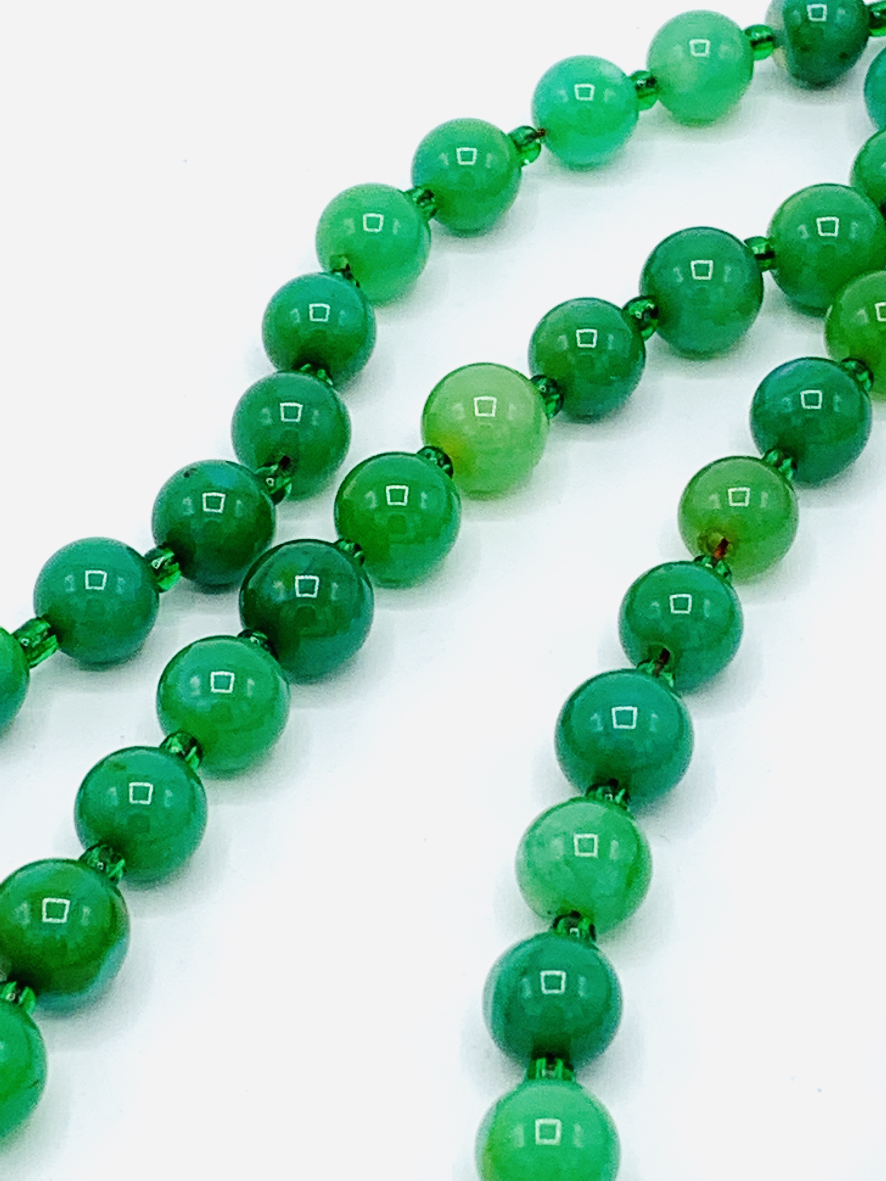 A necklace of jade beads - Image 2 of 3