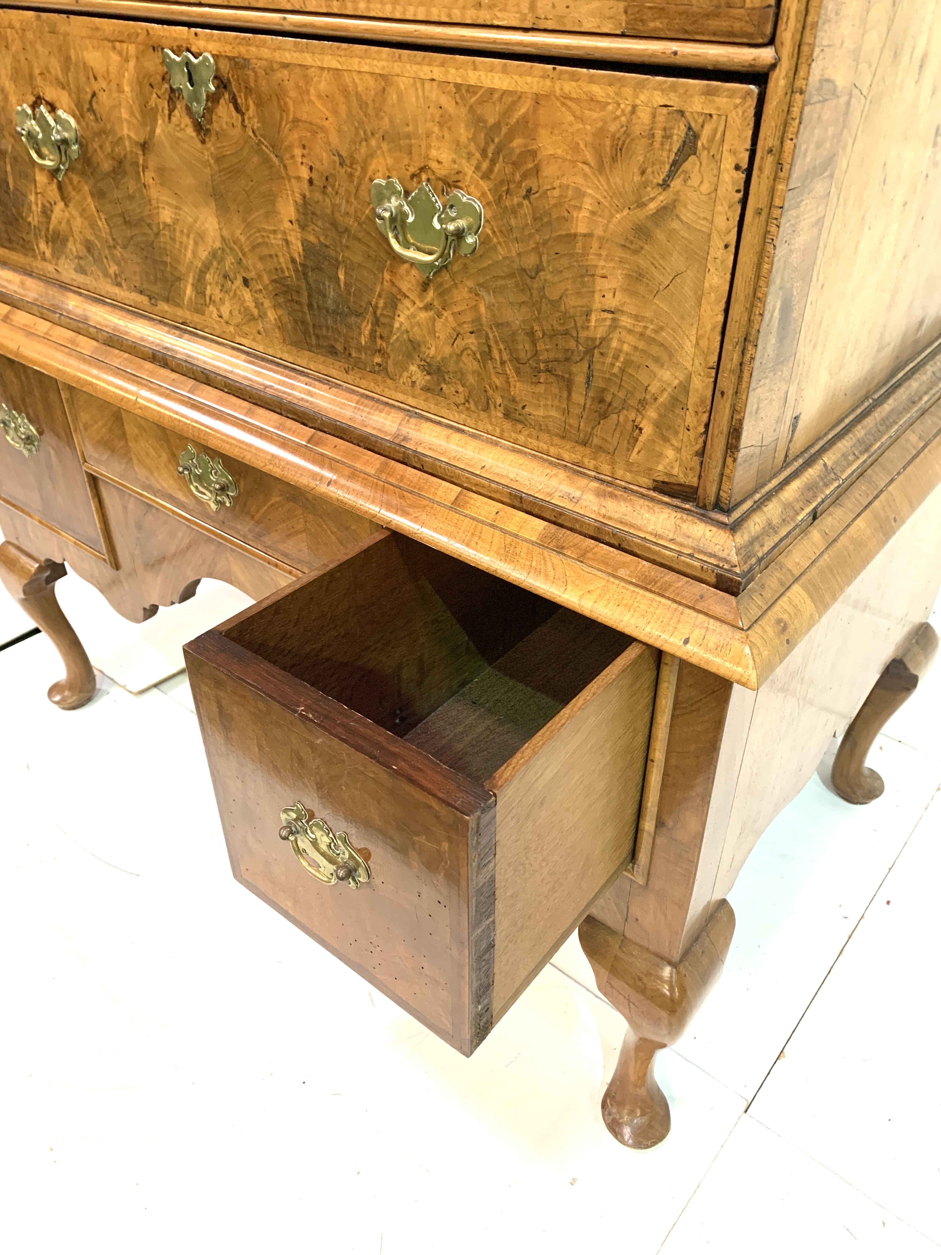 Walnut veneer chest - Image 8 of 10