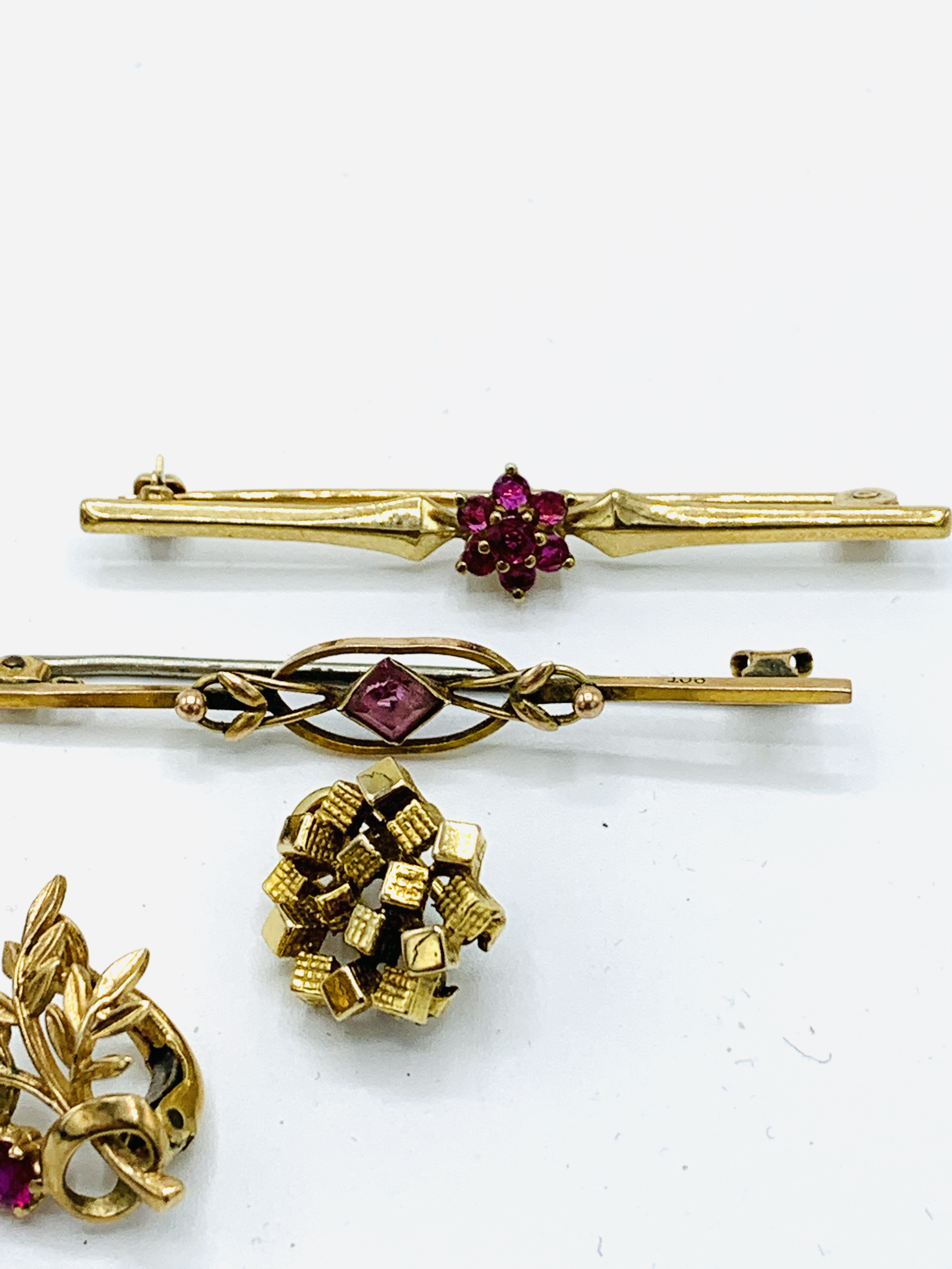 Four 9ct gold bar brooches, another bar brooch; and three 9ct earrings - Image 3 of 4