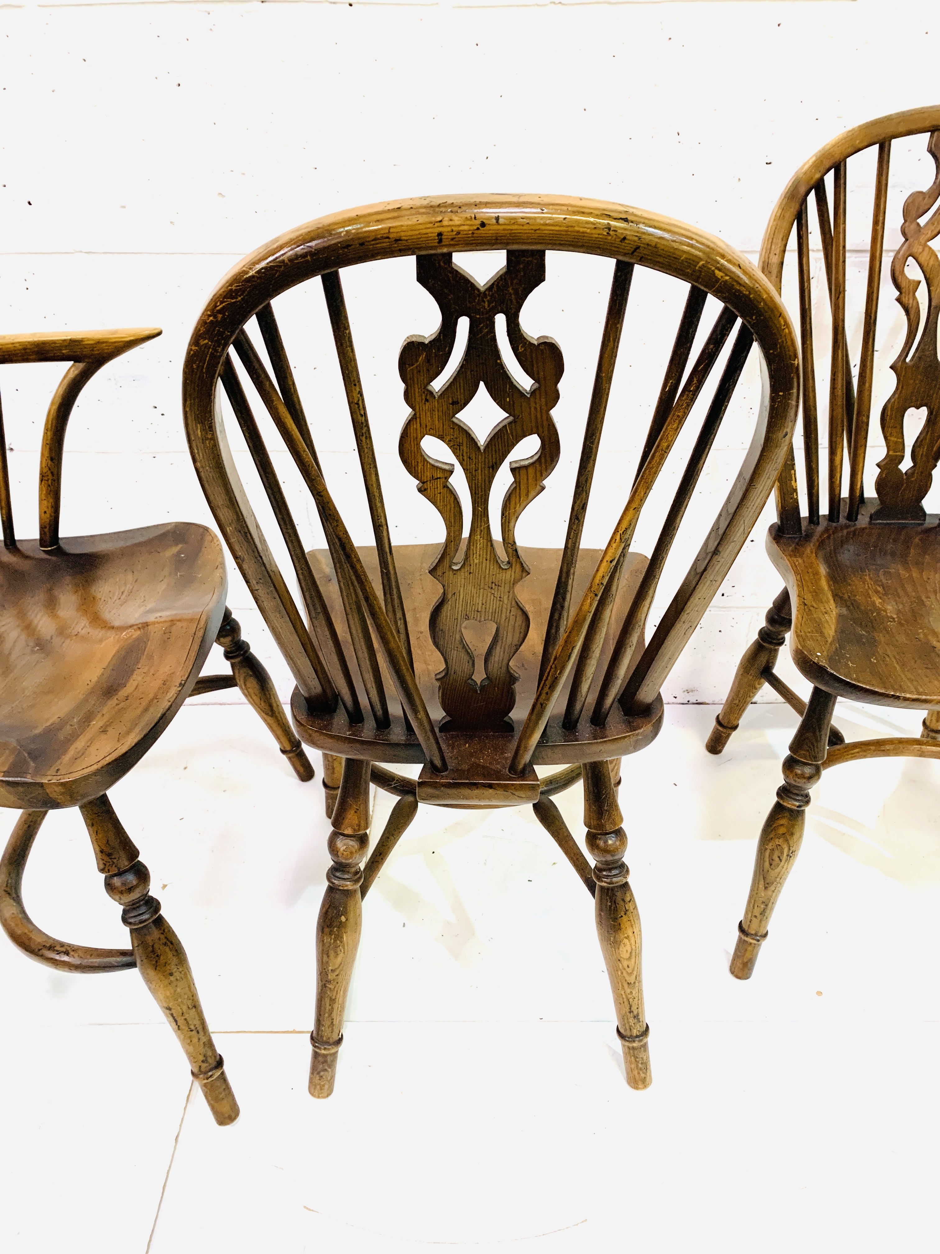 A group of 4 oak and elm chairs - Image 5 of 5
