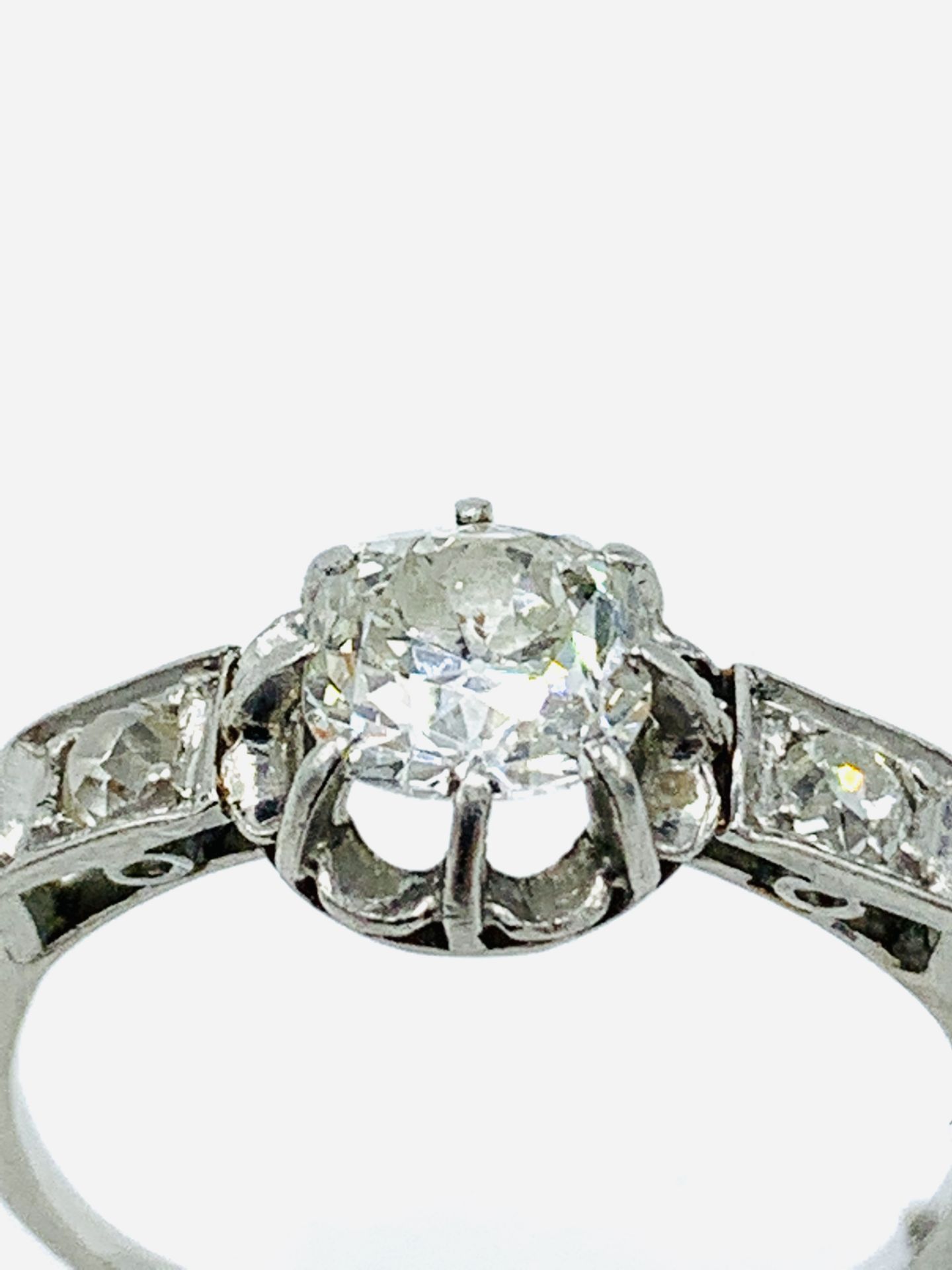 18ct white gold single stone diamond ring with diamond shoulders - Image 4 of 8