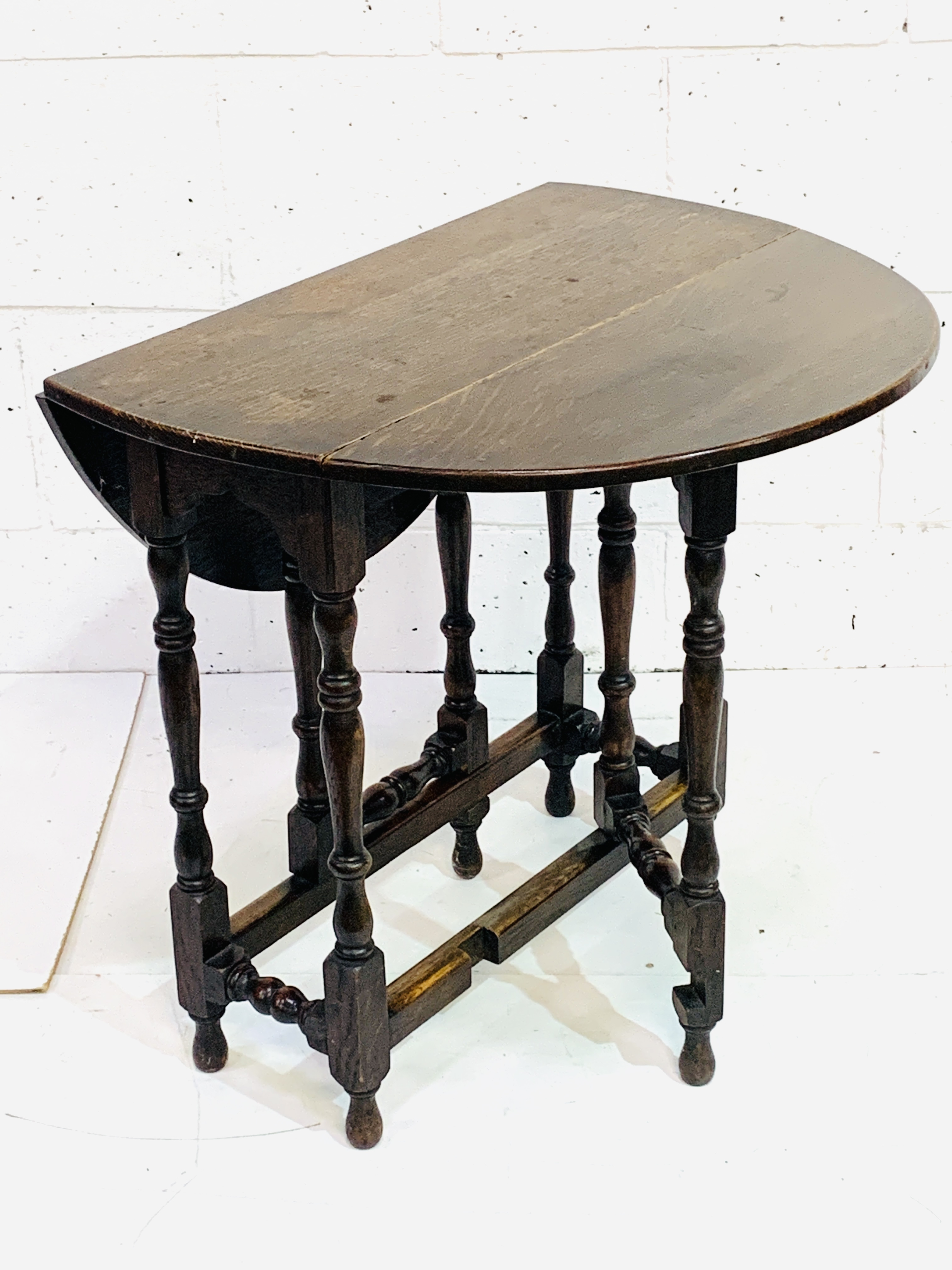 Small oak gate-leg drop side table - Image 2 of 7