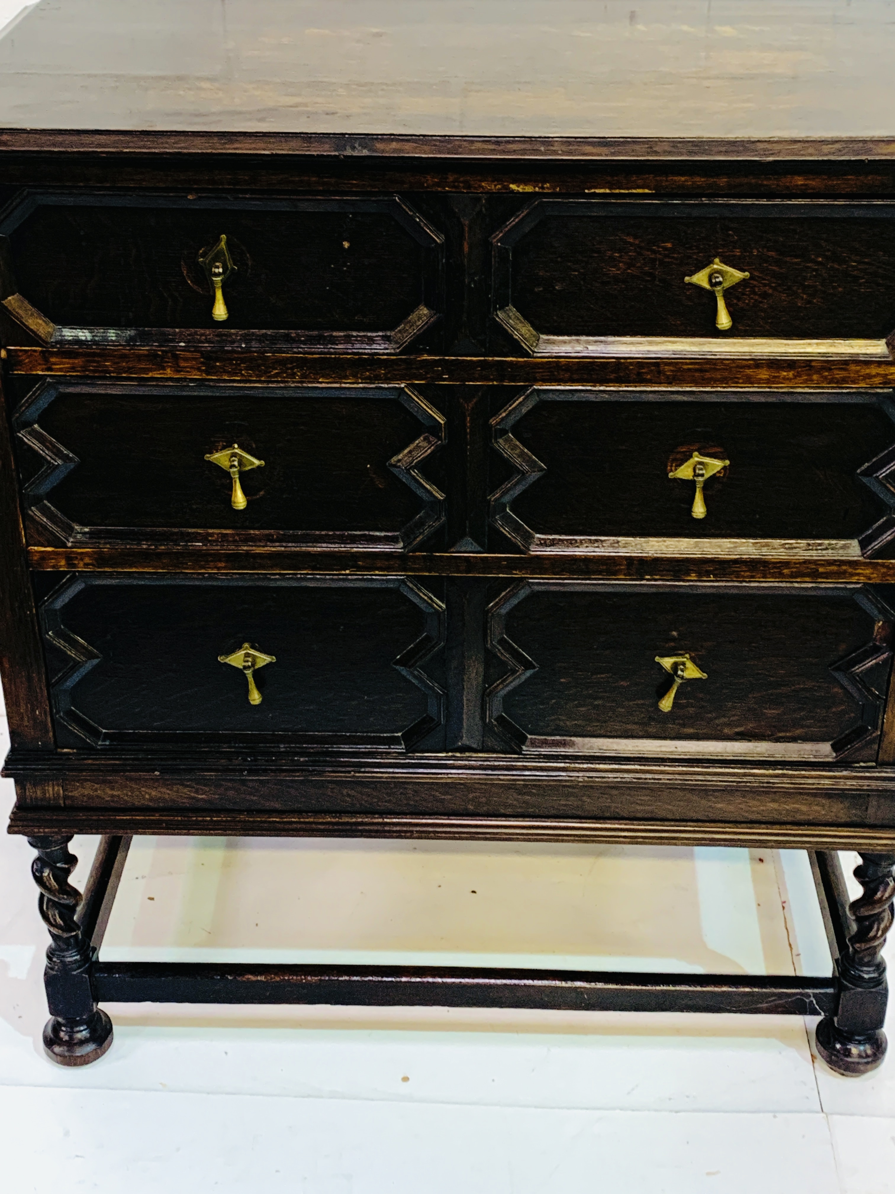 Early 18th century oak chest - Image 2 of 5