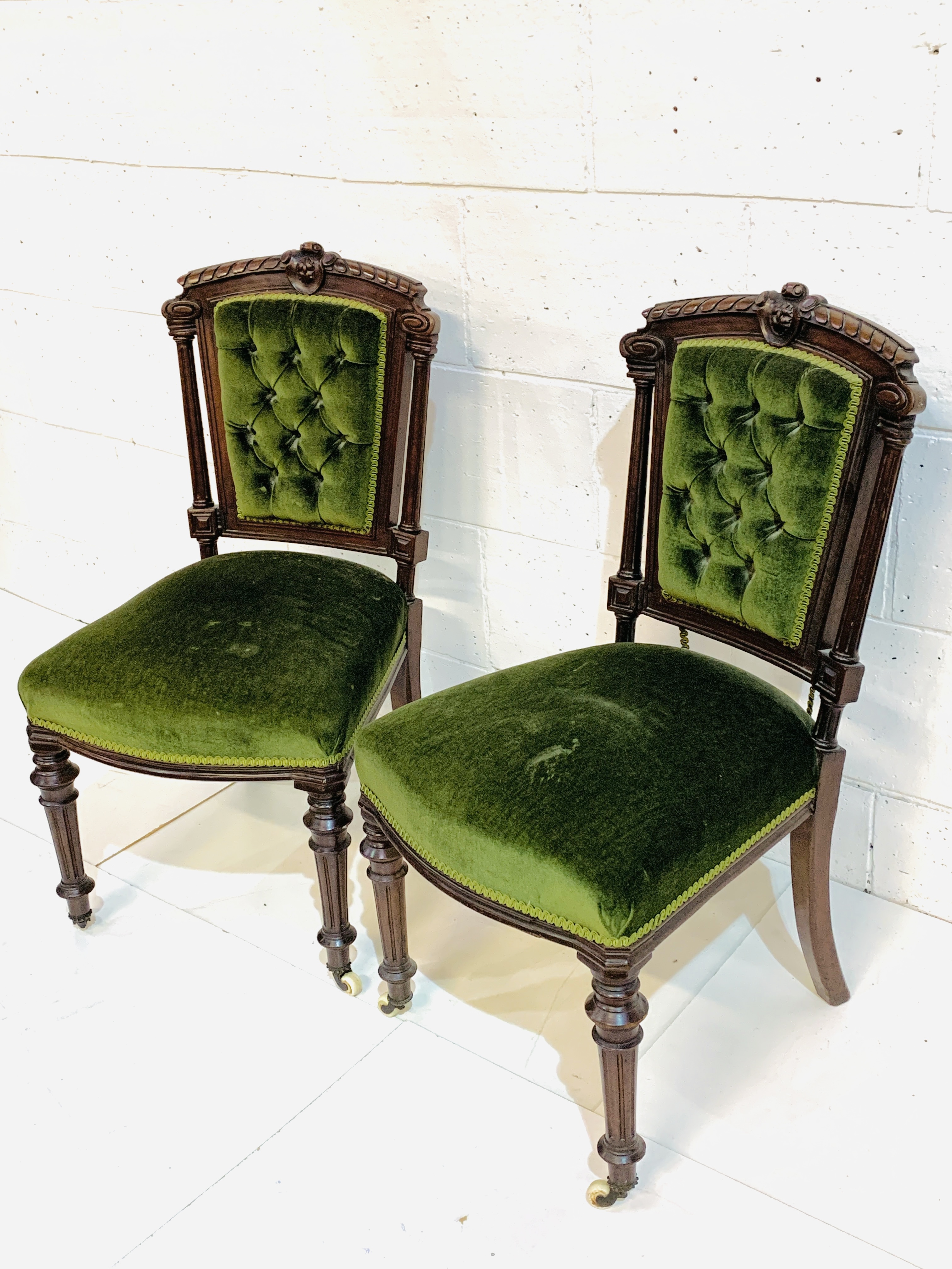 A pair of mahogany framed column sided button back dining chairs. - Image 3 of 5