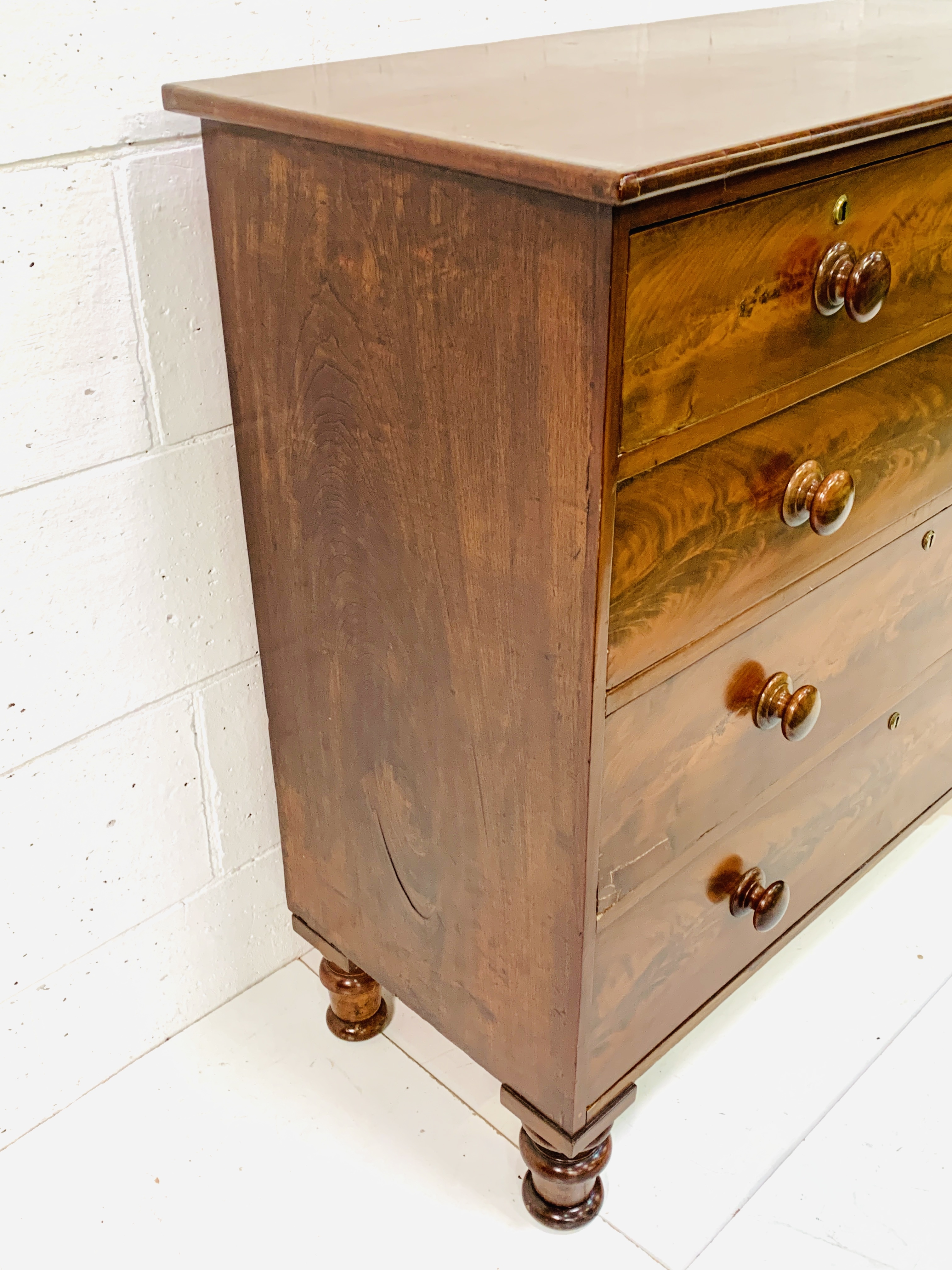 Mid-19th Century flame mahogany chest of drawers - Image 4 of 7