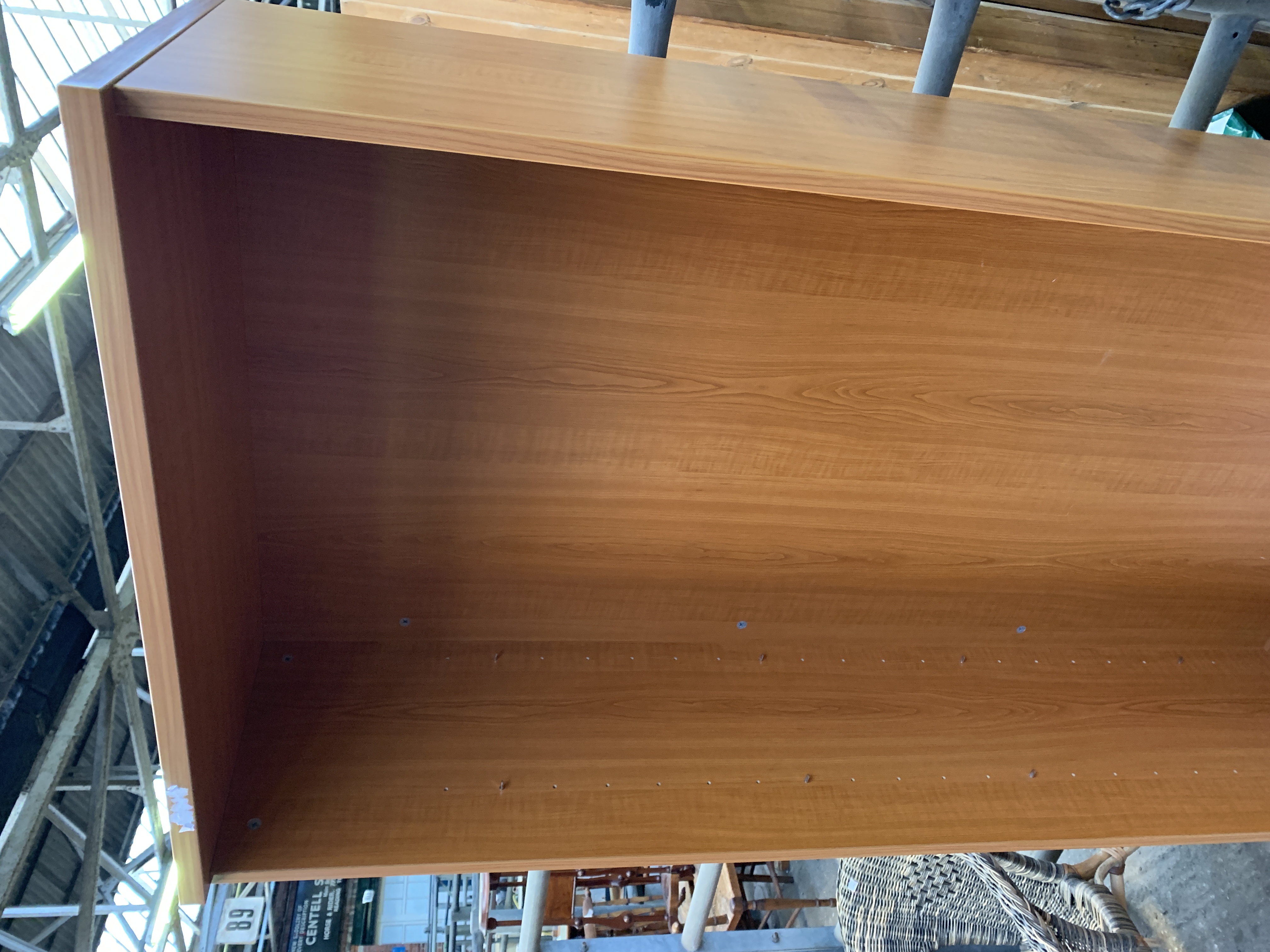 Open bookcase with four shelves, in chipboard veneer. - Image 3 of 3