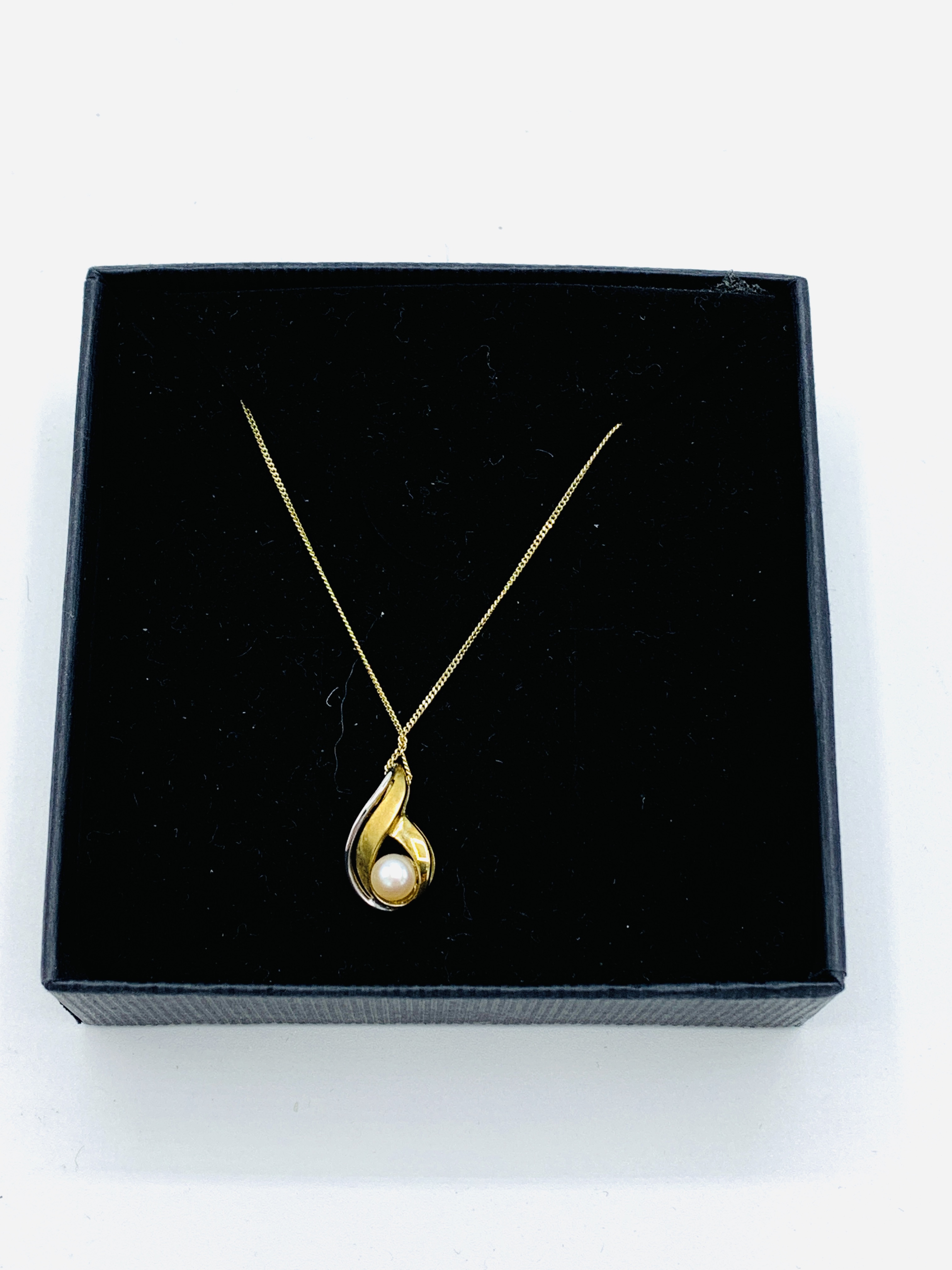9ct gold and pearl pendant on a 9ct gold chain
