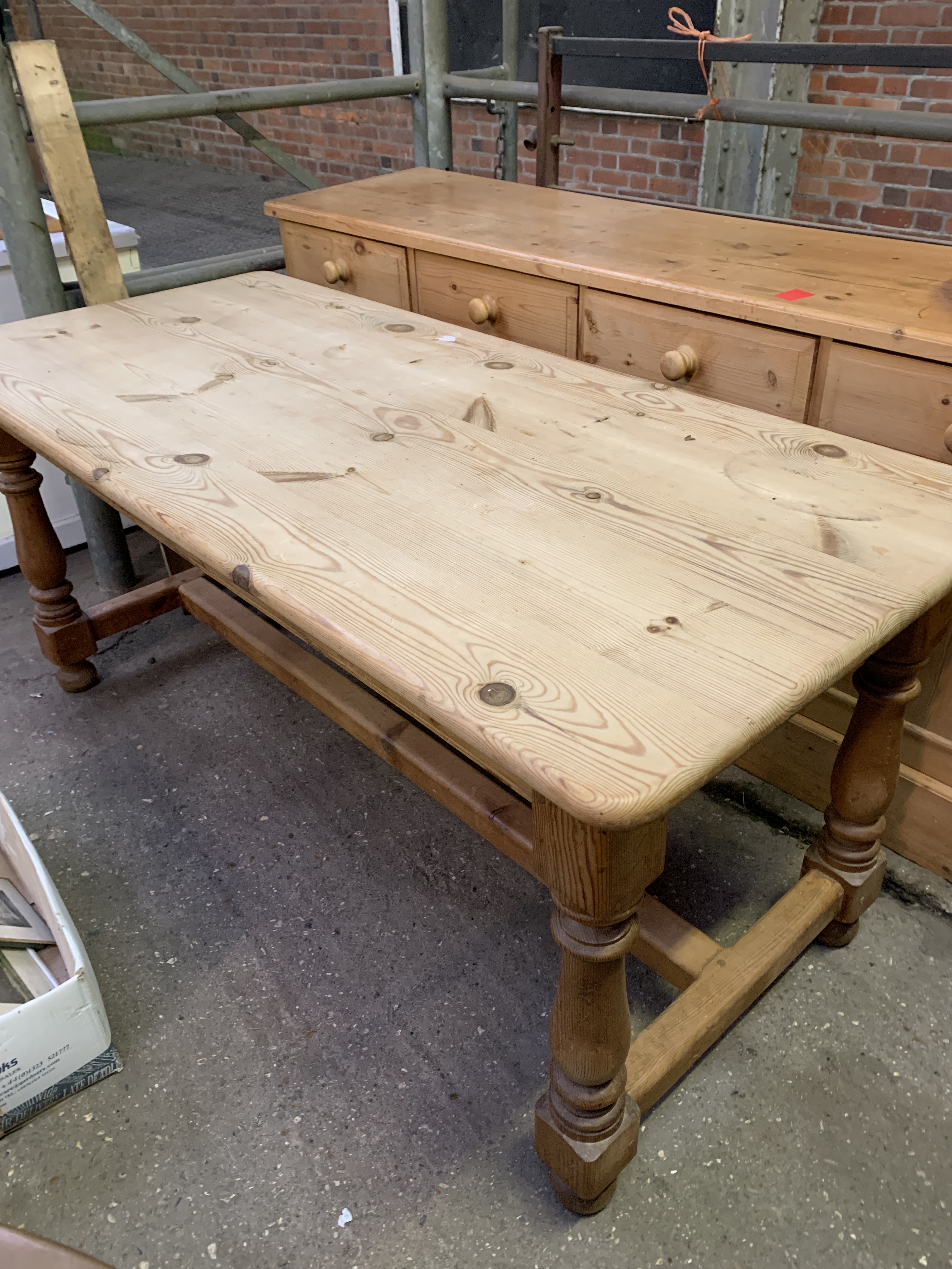 Pine kitchen table on turned supports with stretcher to base - Image 2 of 5