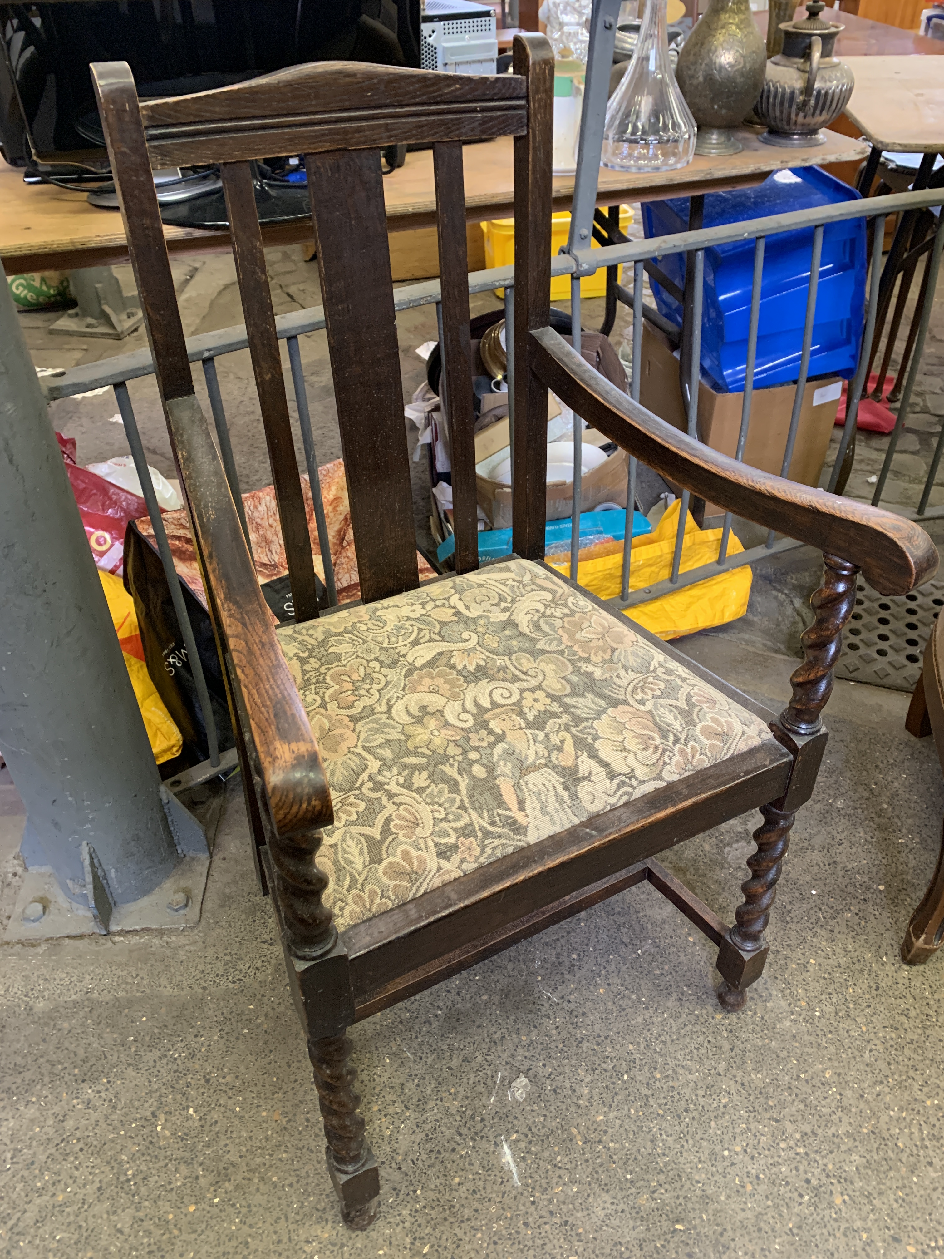 Oak framed open arm chair - Image 2 of 2