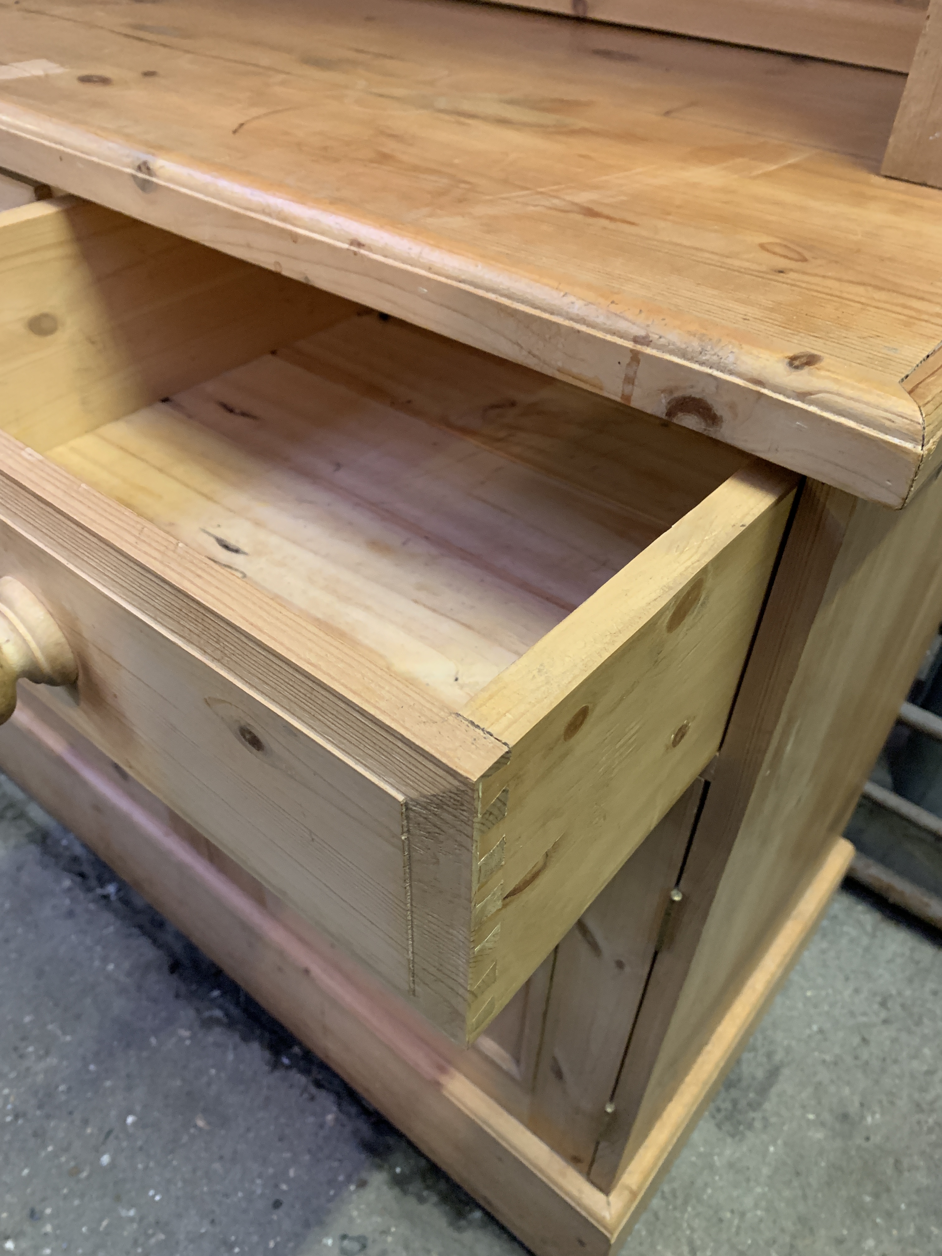 Pine dresser with two shelves above four frieze drawers over four cupboards - Image 4 of 4