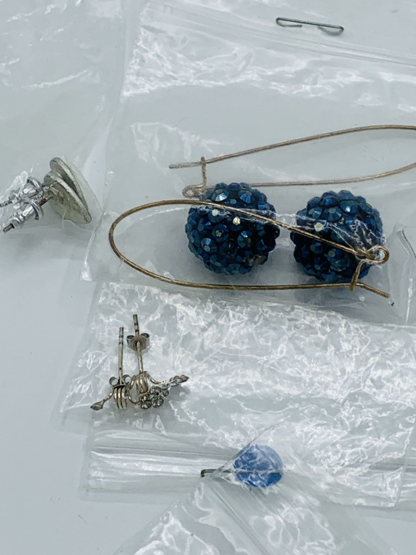 Fifteen pairs of earrings, some hallmarked silver - Image 5 of 7
