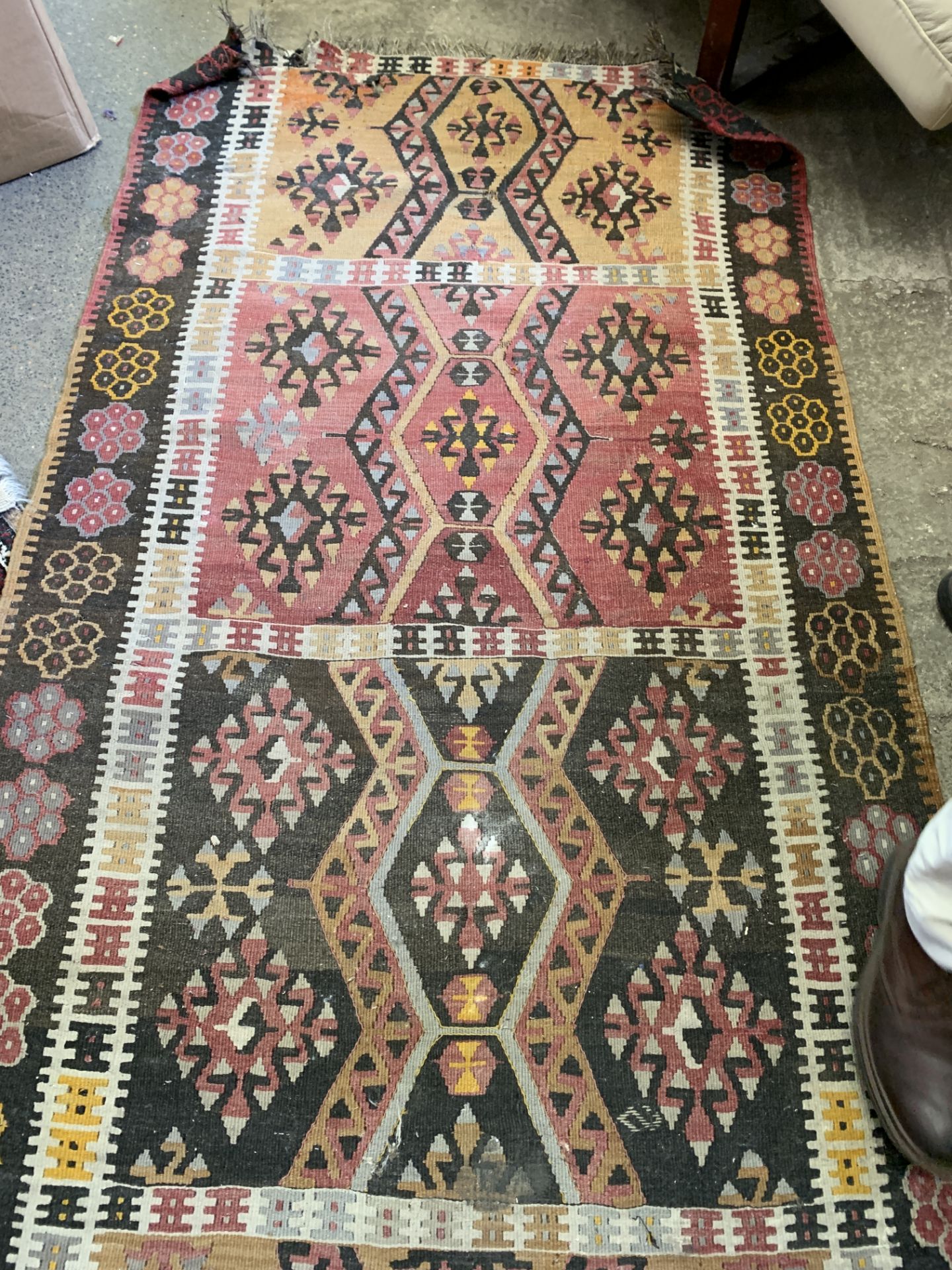 Patterned hand knotted runner