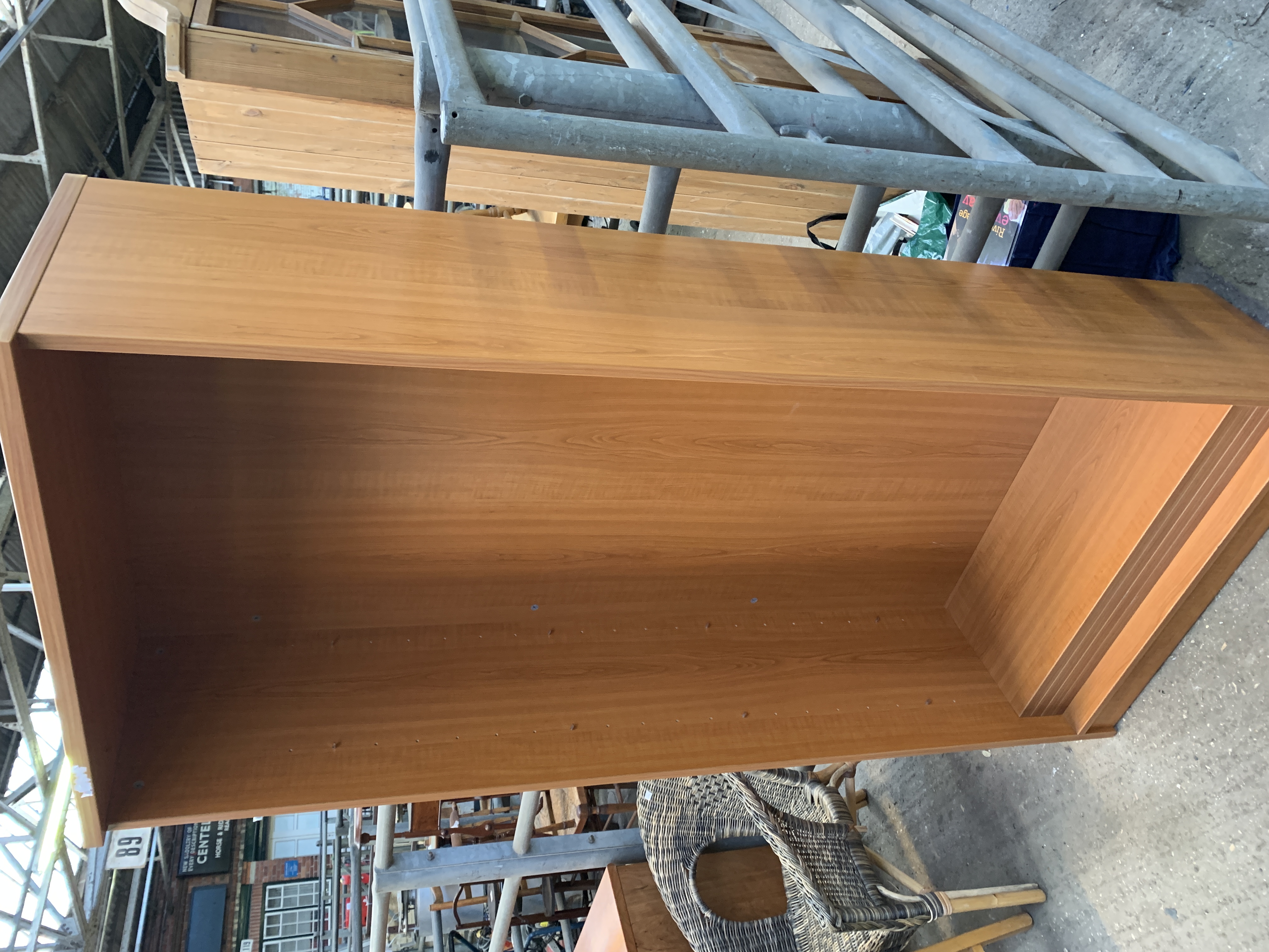 Open bookcase with four shelves, in chipboard veneer.