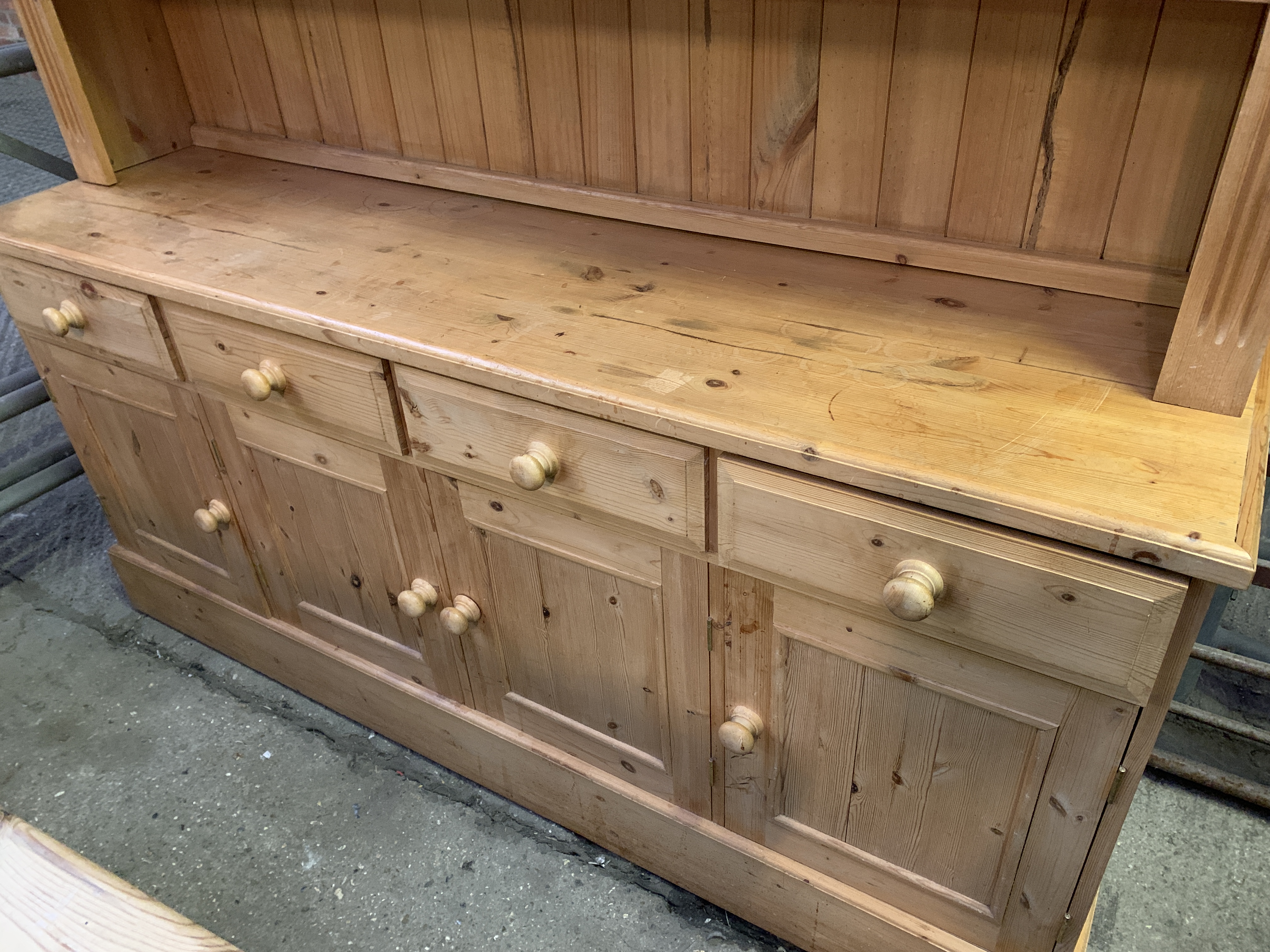 Pine dresser with two shelves above four frieze drawers over four cupboards - Image 2 of 4