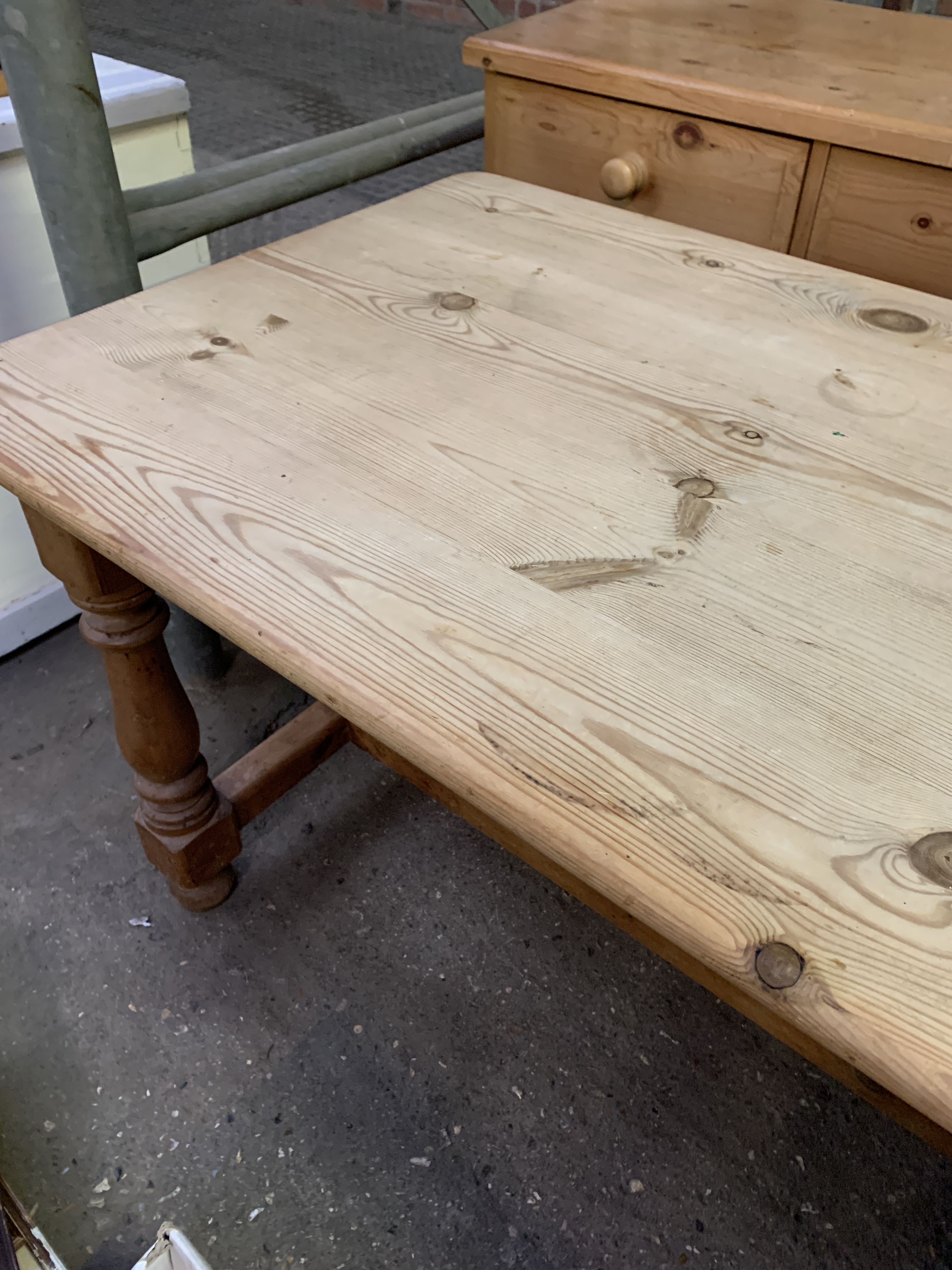 Pine kitchen table on turned supports with stretcher to base - Image 5 of 5