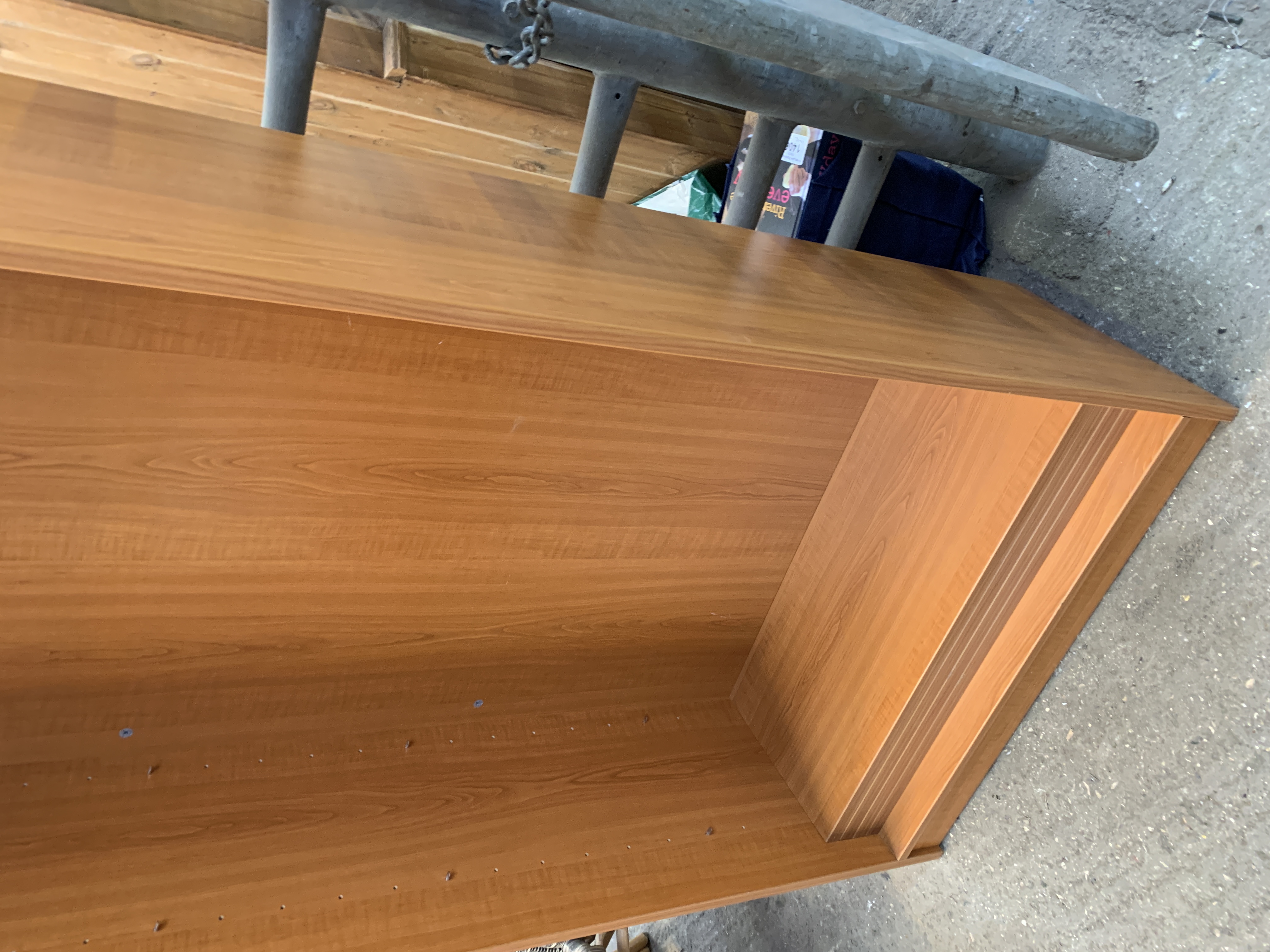 Open bookcase with four shelves, in chipboard veneer. - Image 2 of 3