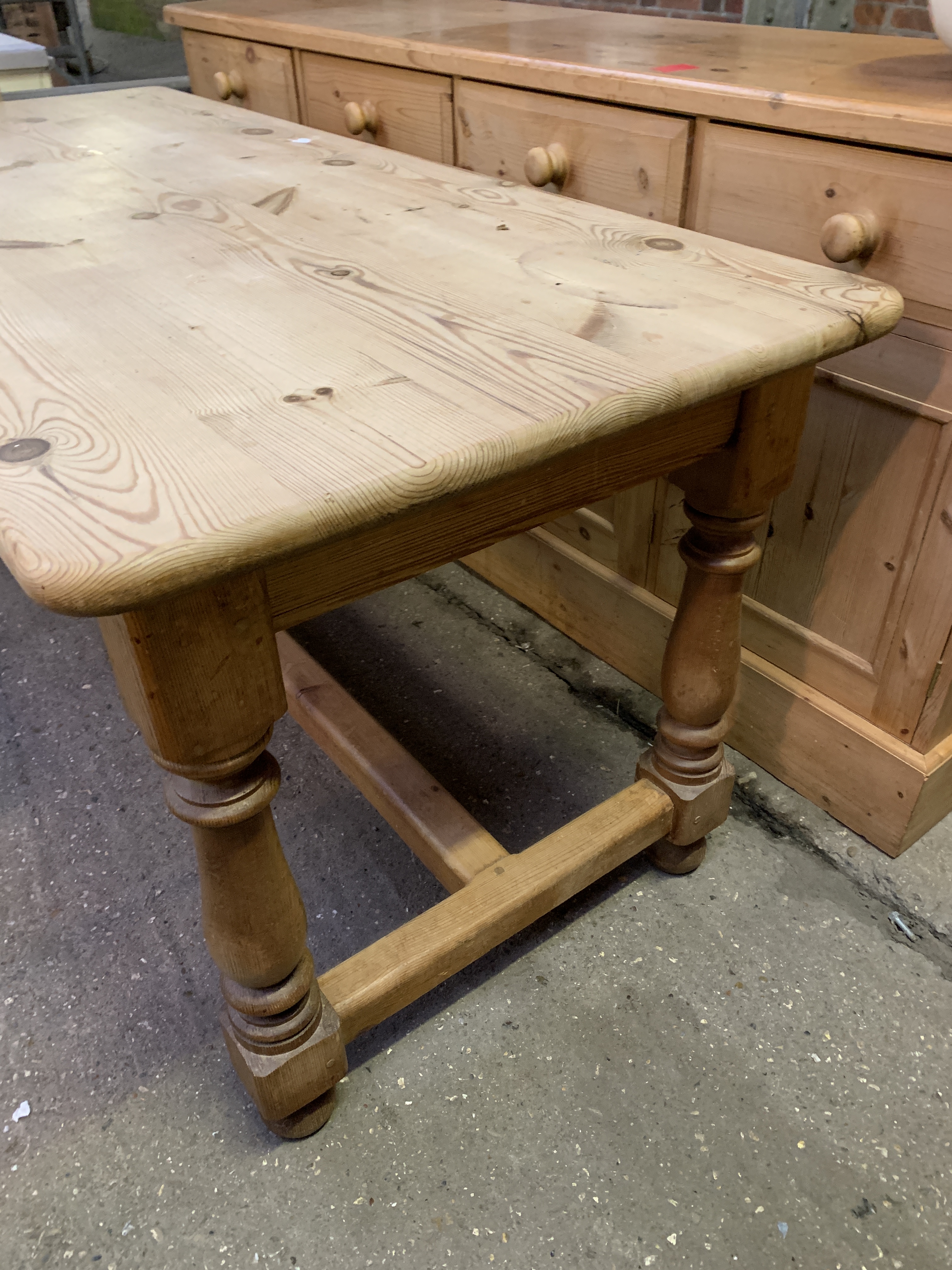 Pine kitchen table on turned supports with stretcher to base - Image 3 of 5