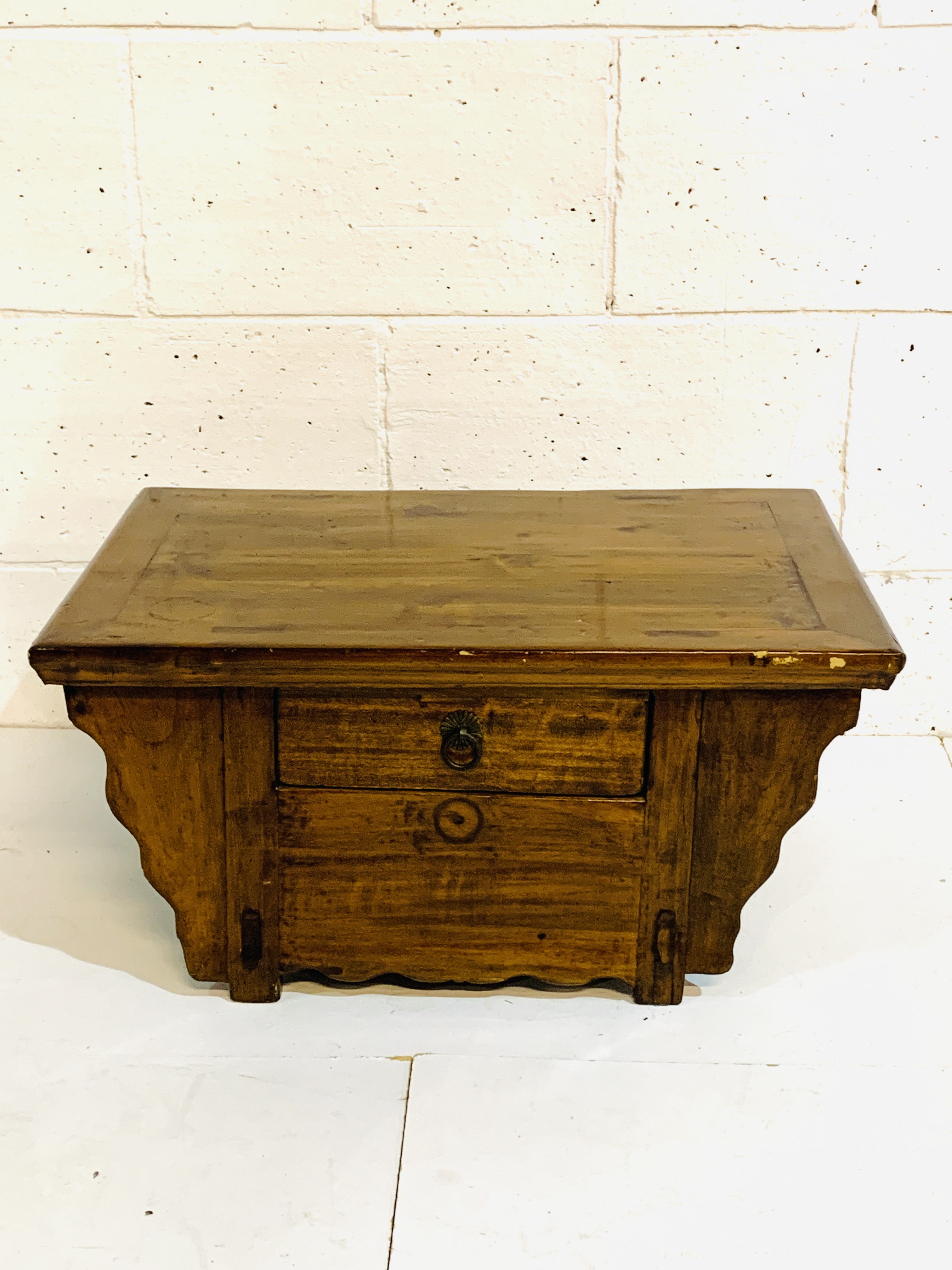 Varnished hardwood low decorative table - Image 3 of 3