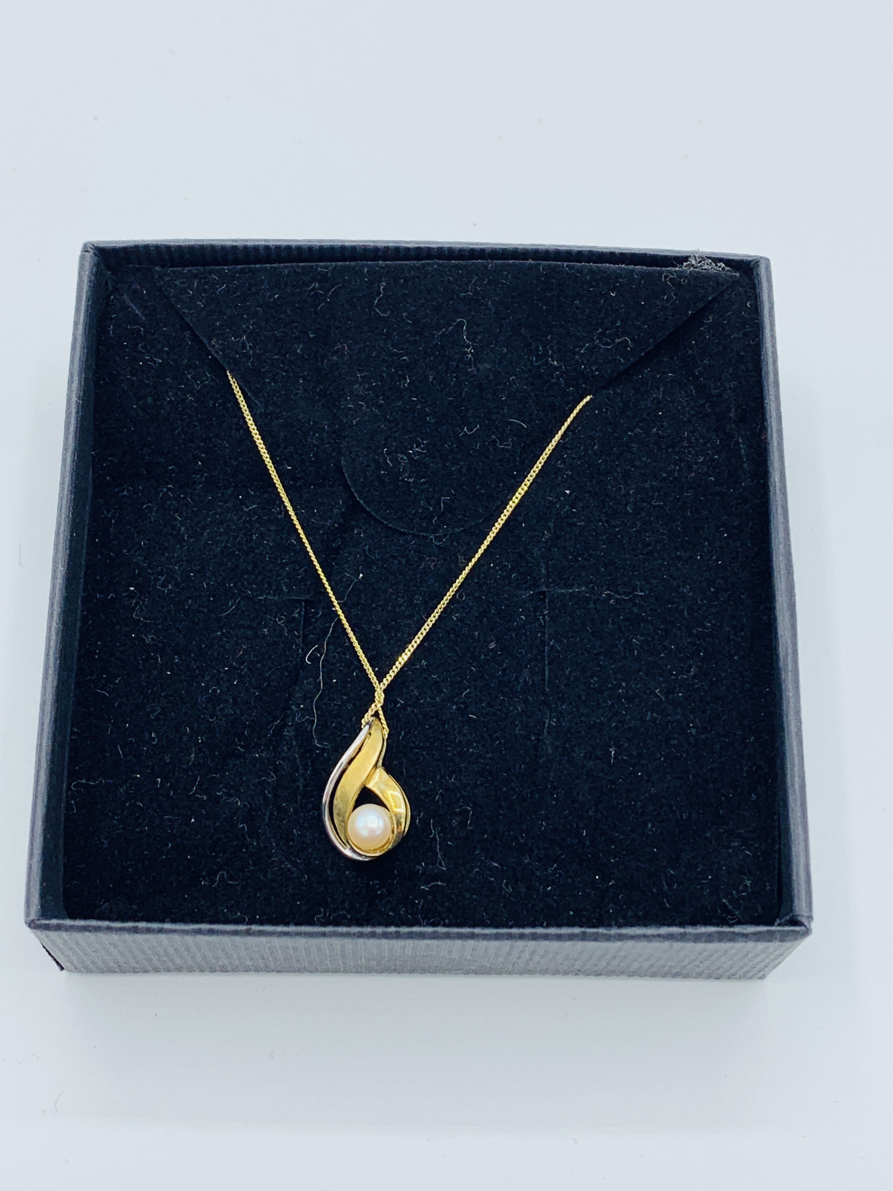 9ct gold and pearl pendant on a 9ct gold chain - Image 2 of 2