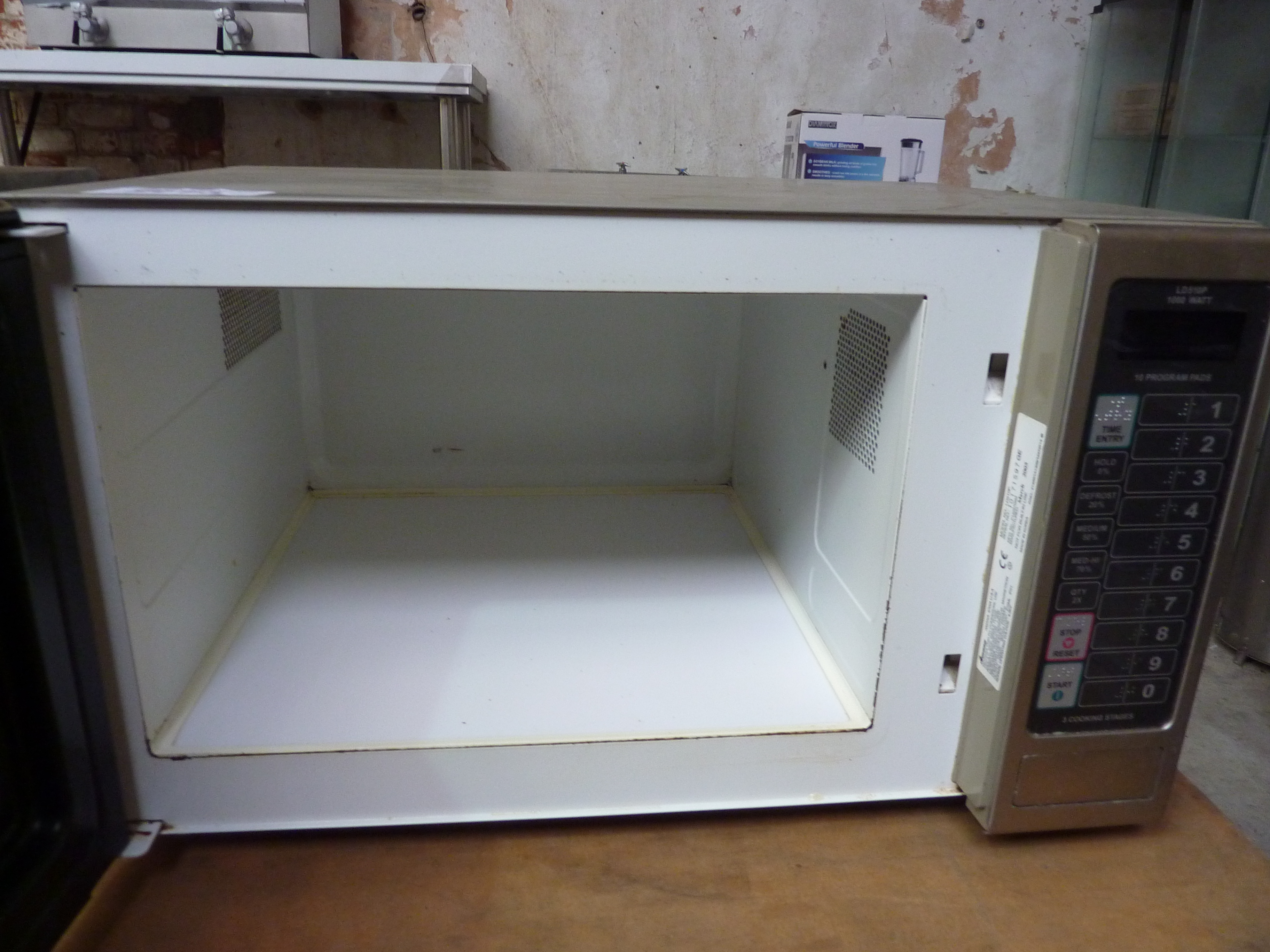 Amana commercial microwave - Image 2 of 2