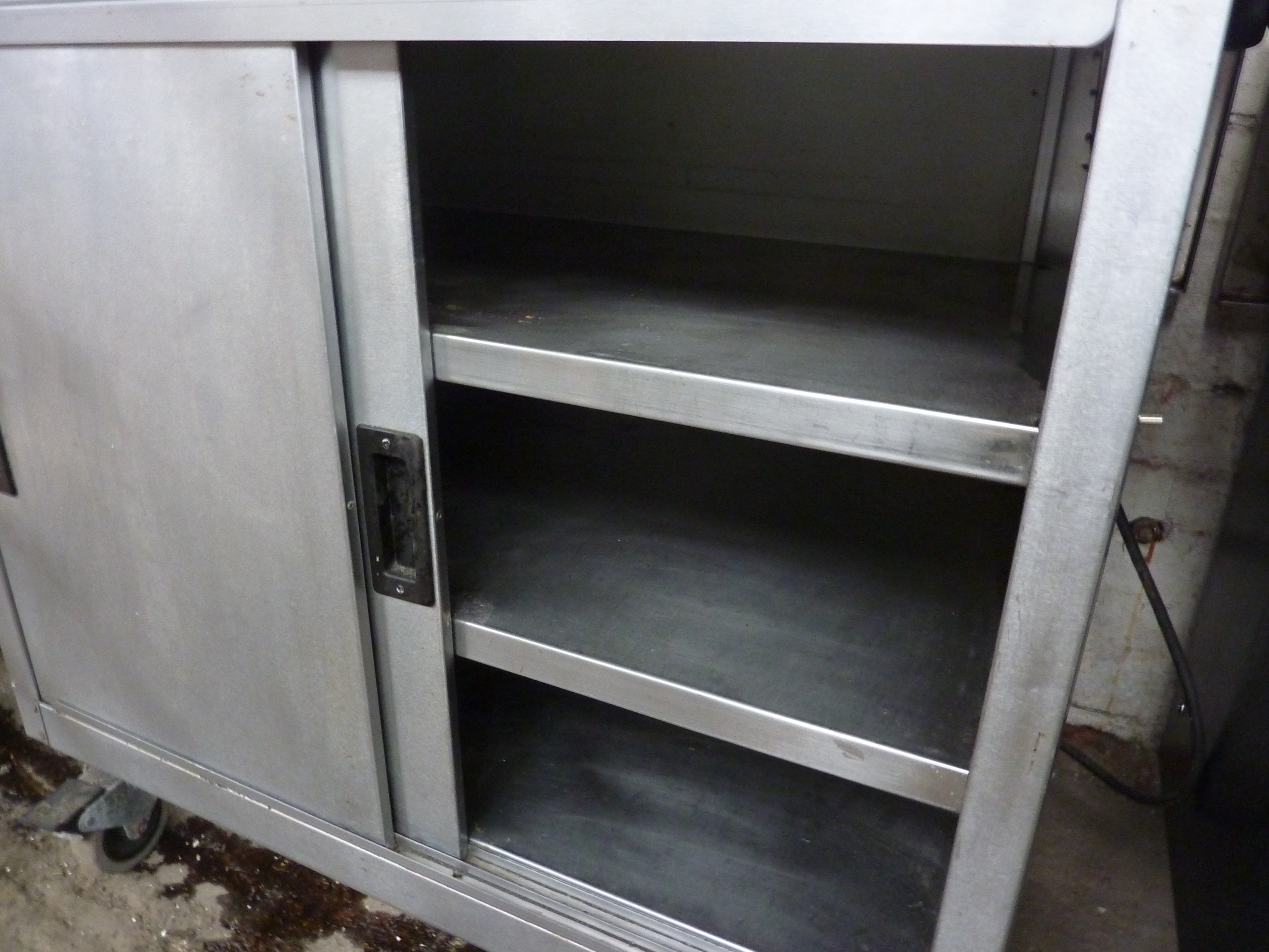 Moffat hot cupboard with sliding doors - Image 2 of 2